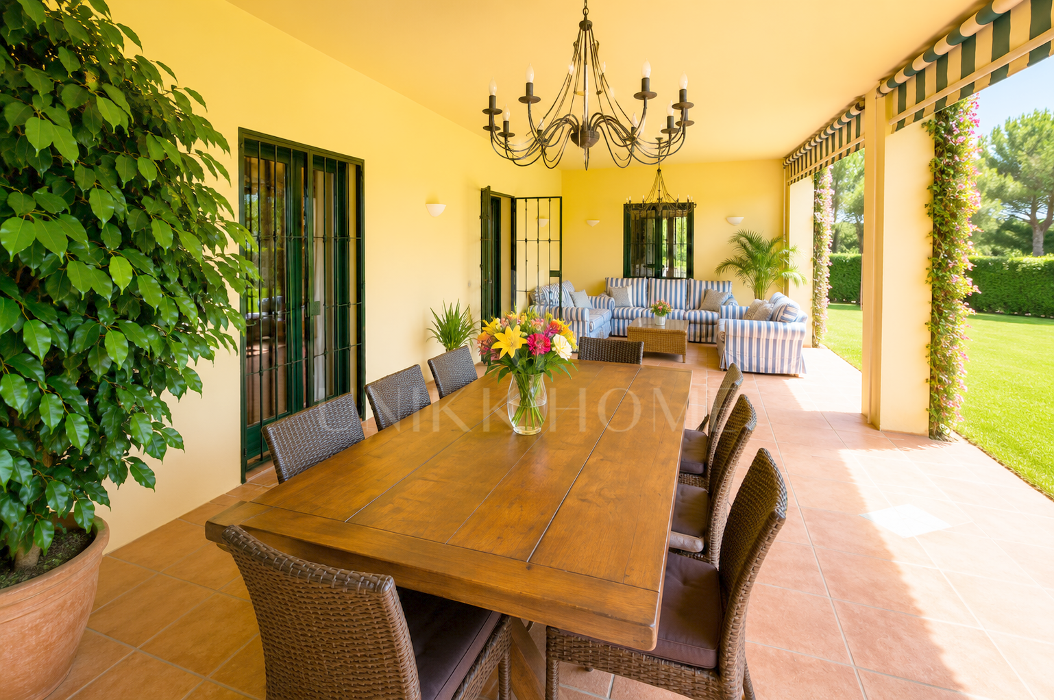 Elegante Villa Mediterránea de Lujo en Sotogrande Alto con Amplios Jardines y Piscina Privada