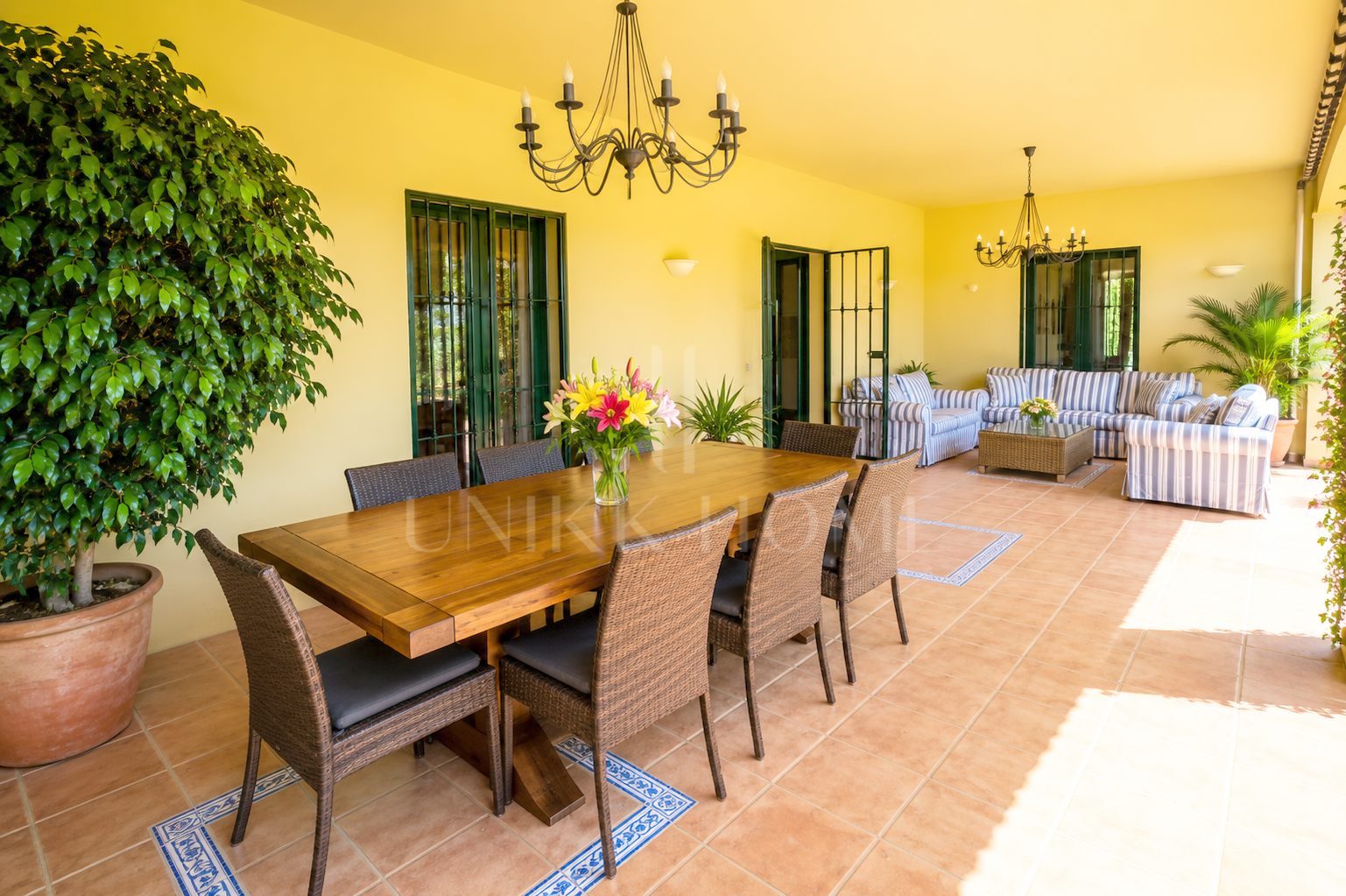 Elegante Villa Mediterránea de Lujo en Sotogrande Alto con Amplios Jardines y Piscina Privada