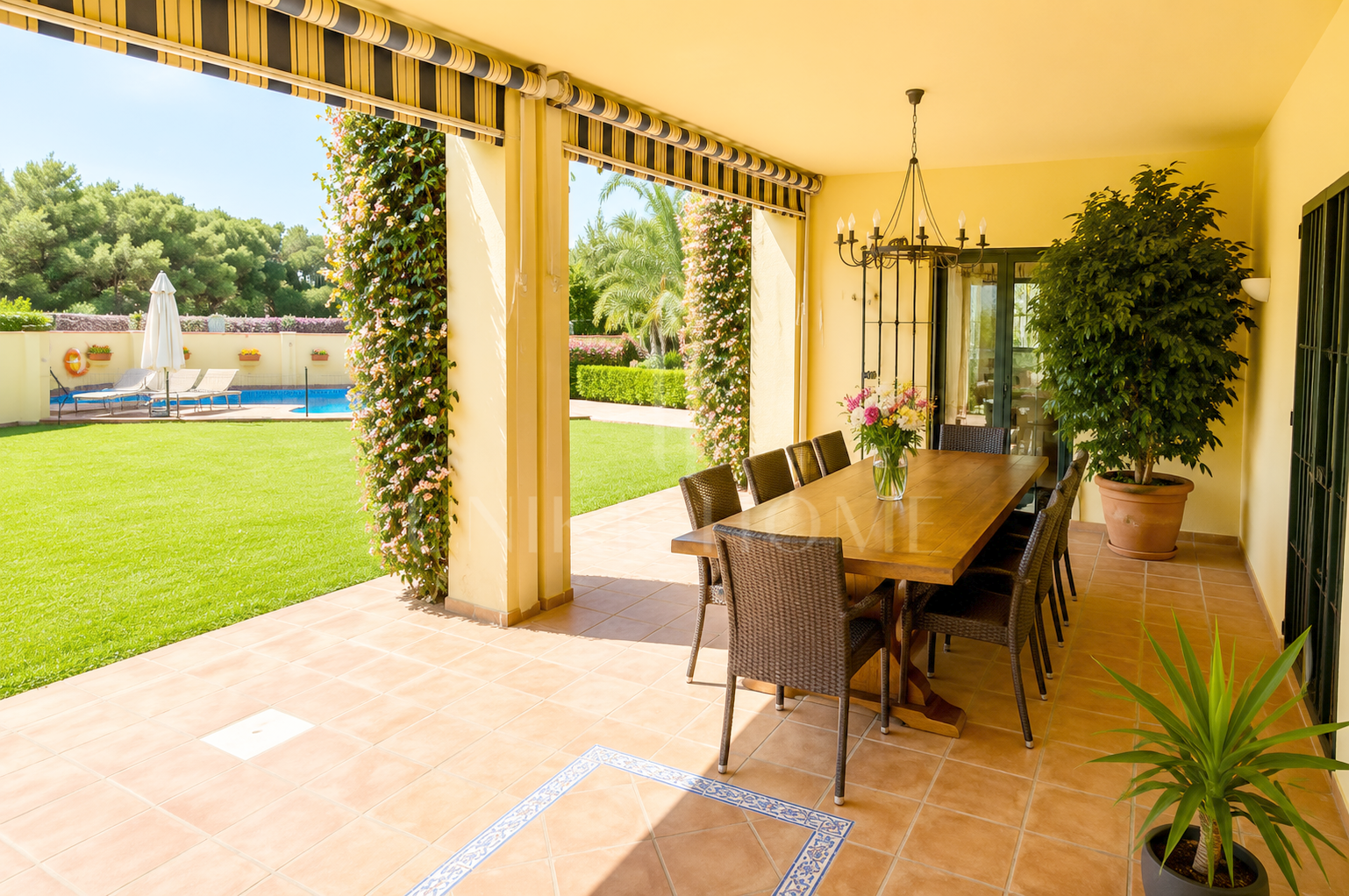Elegante Villa Mediterránea de Lujo en Sotogrande Alto con Amplios Jardines y Piscina Privada