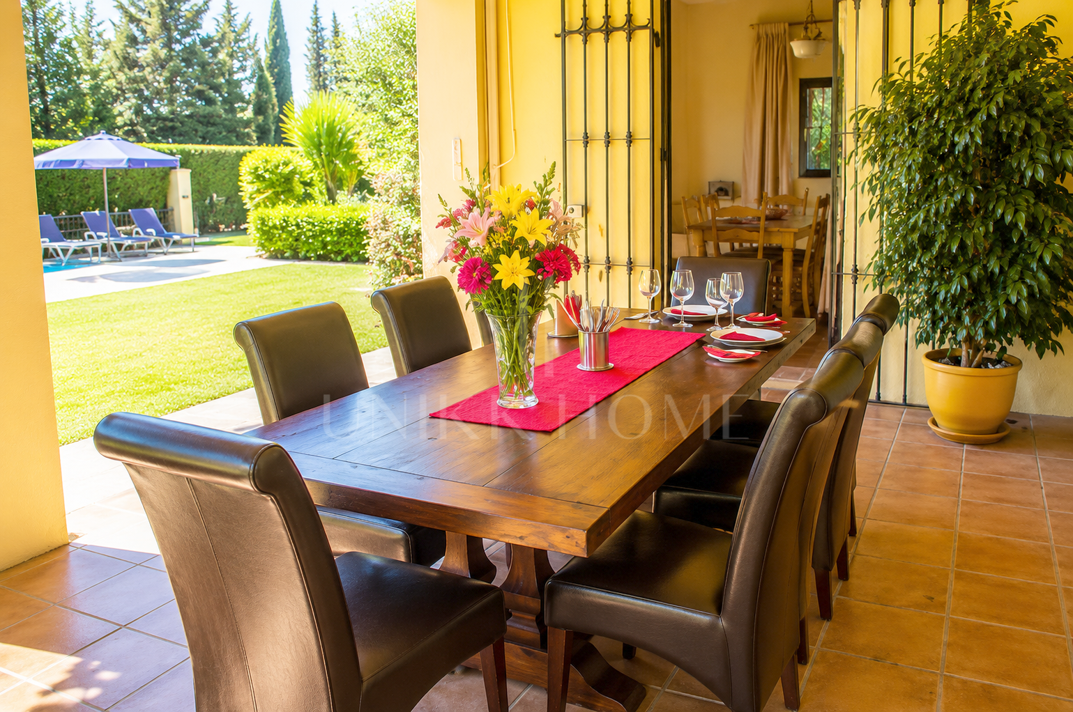 Elegante Villa Mediterránea de Lujo en Sotogrande Alto con Amplios Jardines y Piscina Privada