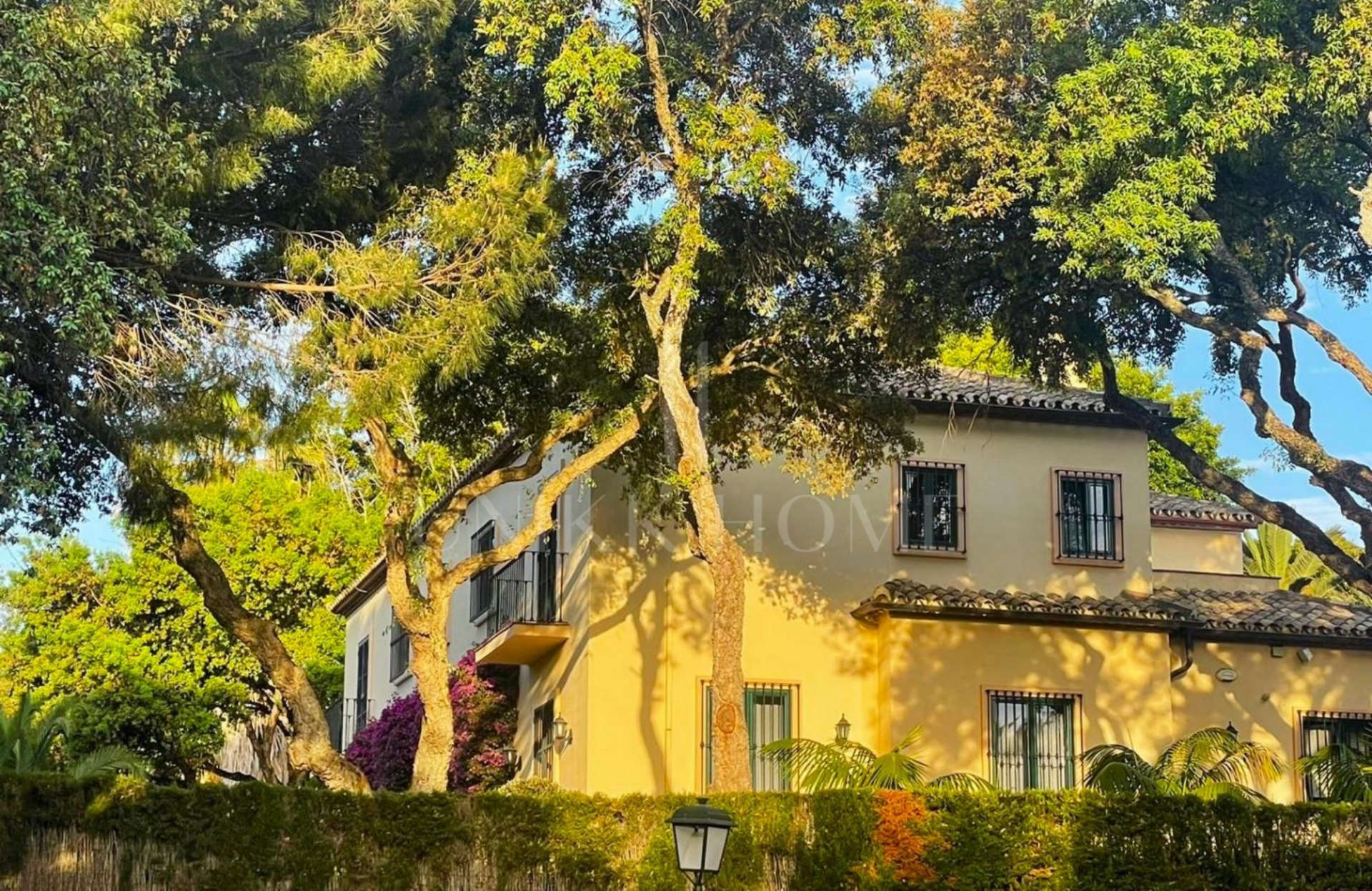 Elegante Villa Mediterránea de Lujo en Sotogrande Alto con Amplios Jardines y Piscina Privada
