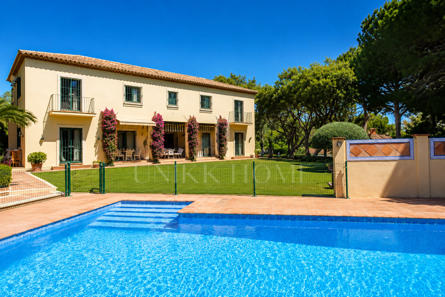 Elegante Villa Mediterránea de Lujo en Sotogrande Alto con Amplios Jardines y Piscina Privada
