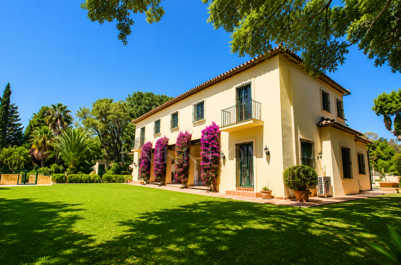 Elegante Villa Mediterránea de Lujo en Sotogrande Alto con Amplios Jardines y Piscina Privada