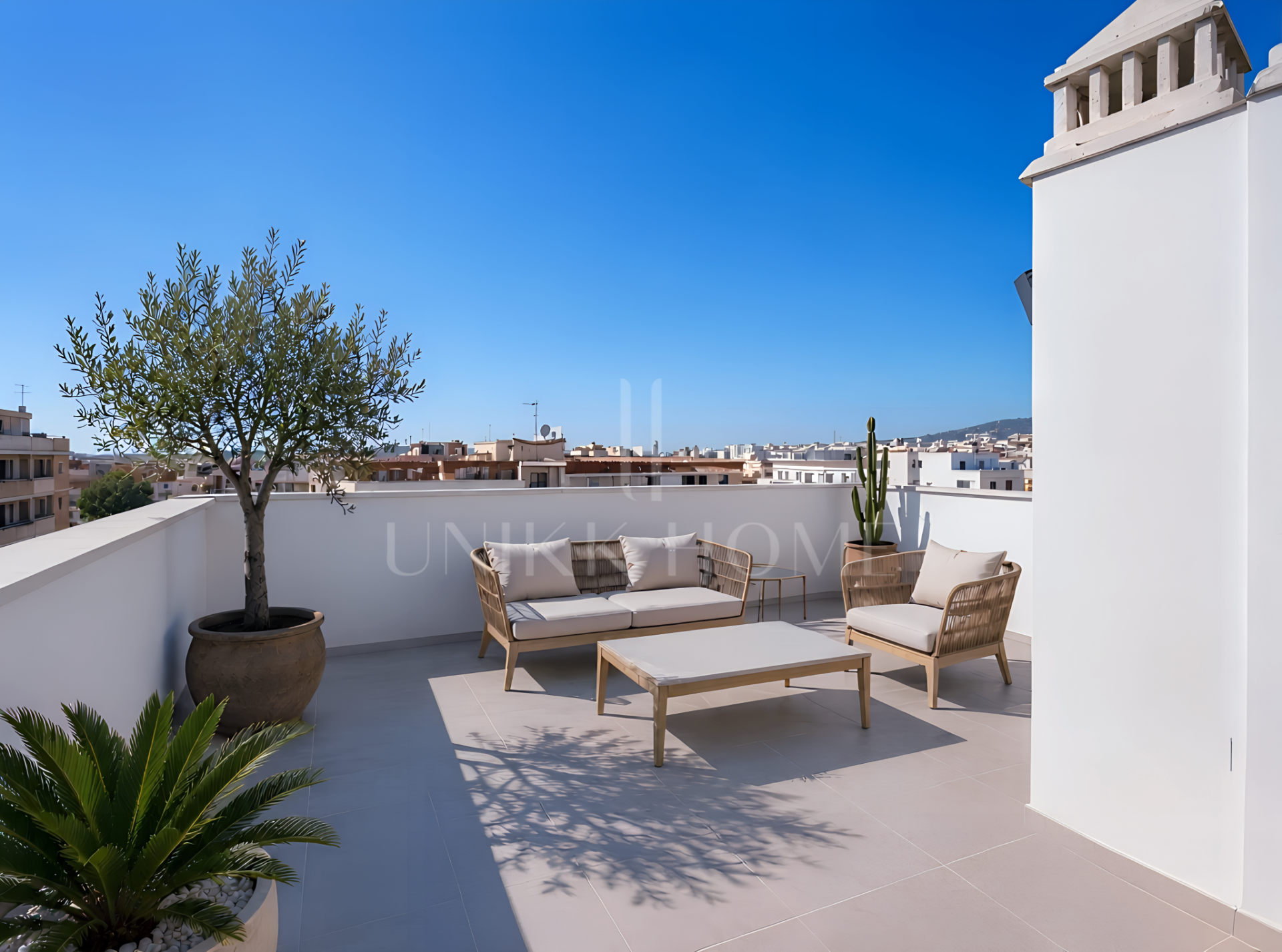 ÁTICO SELECCIONADO CON VISTAS PANORÁMICAS Y AL MAR EN UBICACIÓN CÉNTRICA - ESTEPONA
