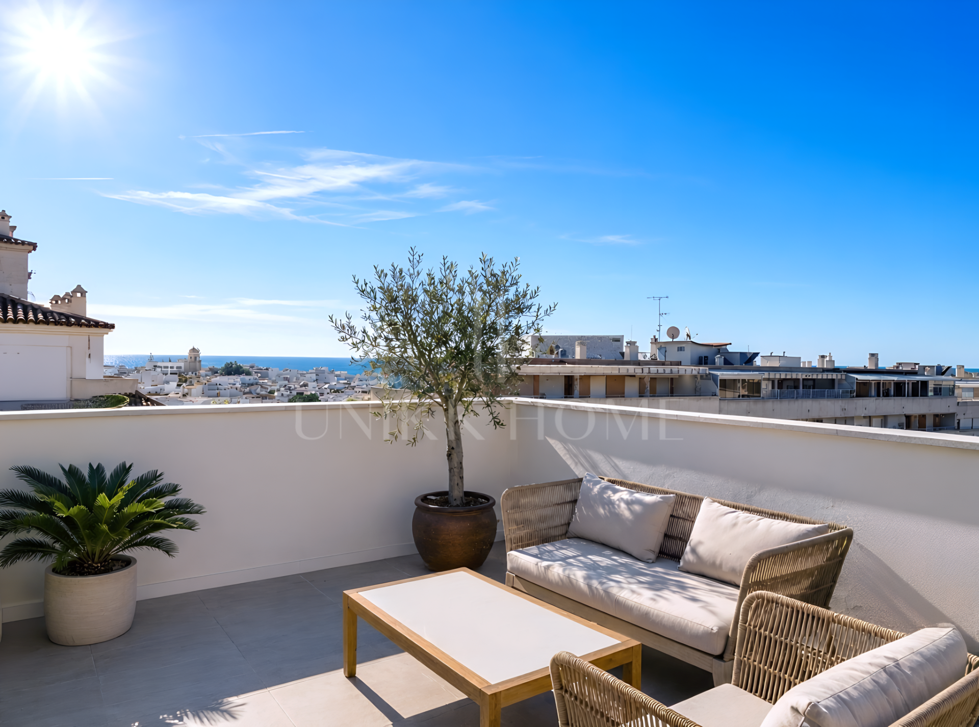 ÁTICO SELECCIONADO CON VISTAS PANORÁMICAS Y AL MAR EN UBICACIÓN CÉNTRICA - ESTEPONA