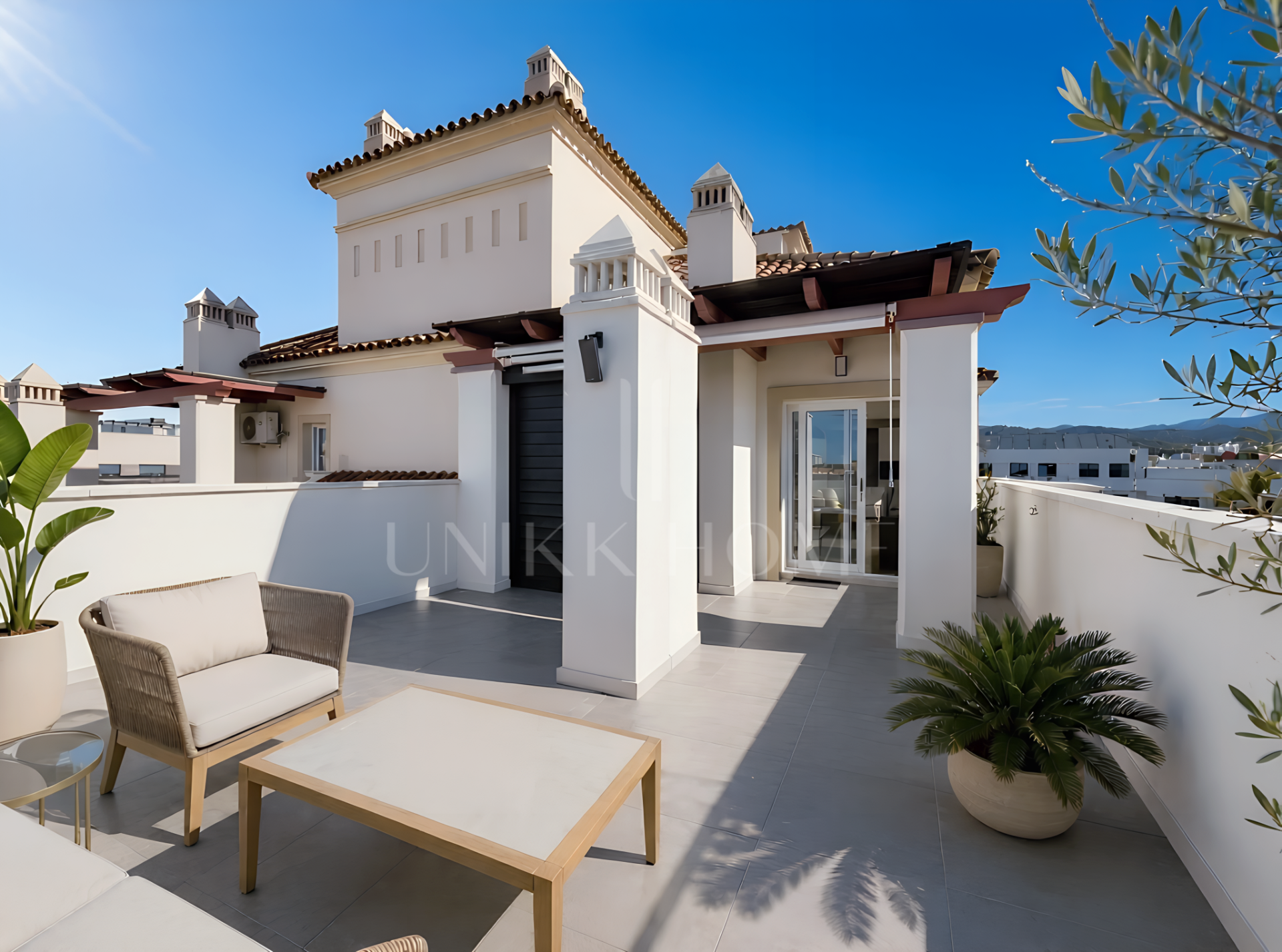 ÁTICO SELECCIONADO CON VISTAS PANORÁMICAS Y AL MAR EN UBICACIÓN CÉNTRICA - ESTEPONA
