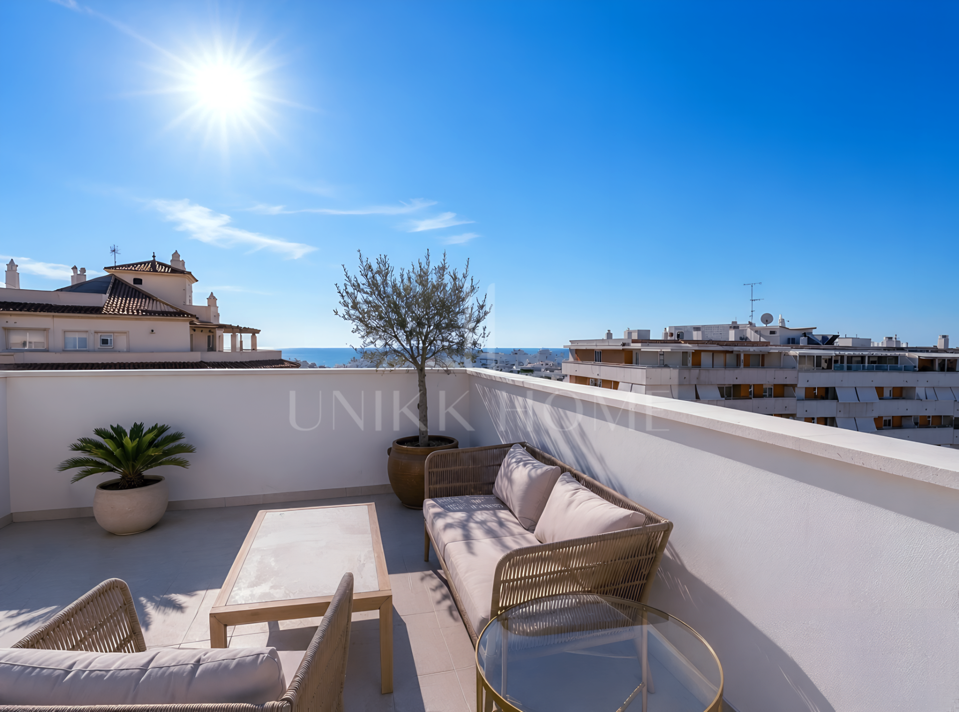 ÁTICO SELECCIONADO CON VISTAS PANORÁMICAS Y AL MAR EN UBICACIÓN CÉNTRICA - ESTEPONA