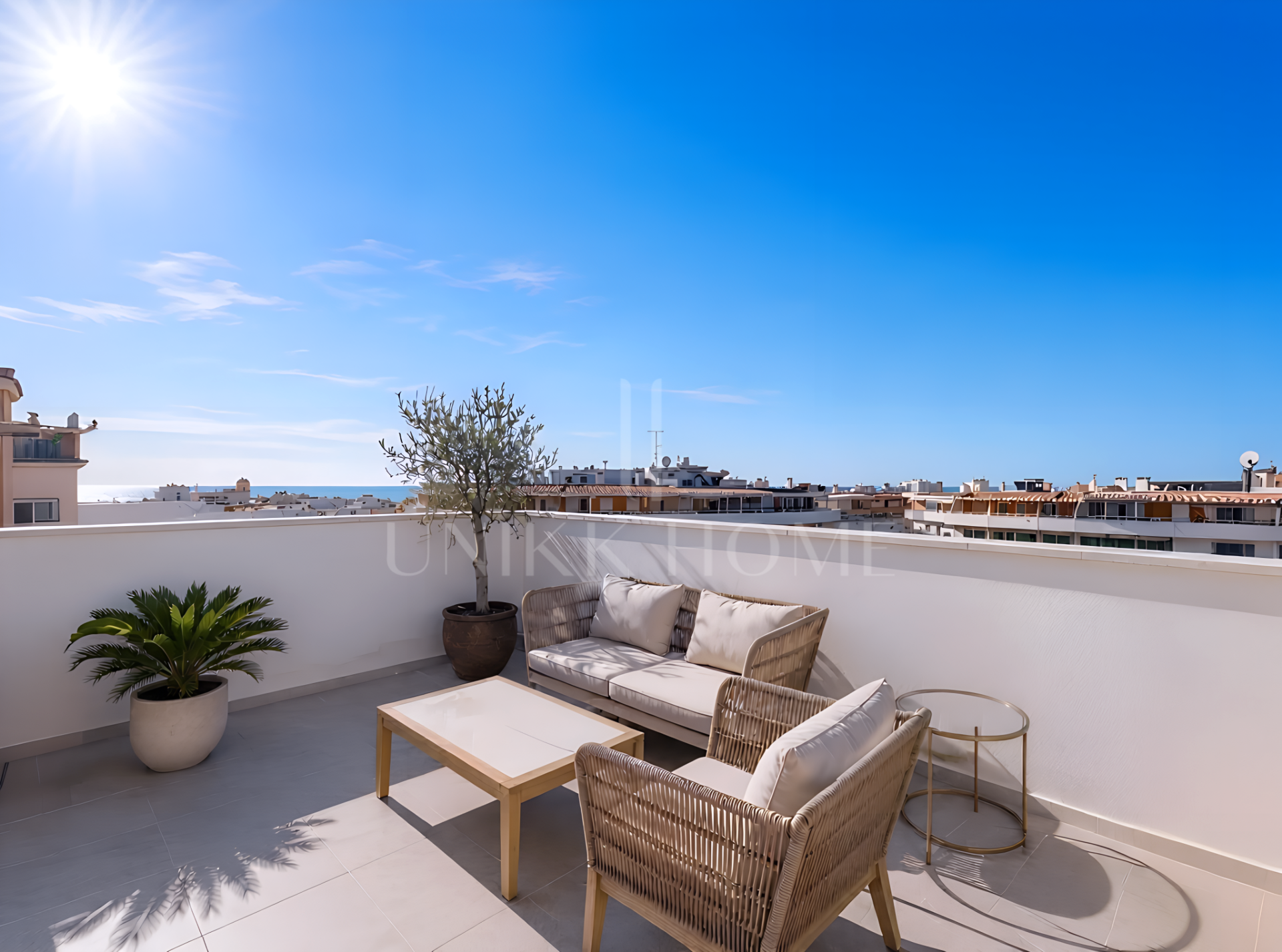 ÁTICO SELECCIONADO CON VISTAS PANORÁMICAS Y AL MAR EN UBICACIÓN CÉNTRICA - ESTEPONA