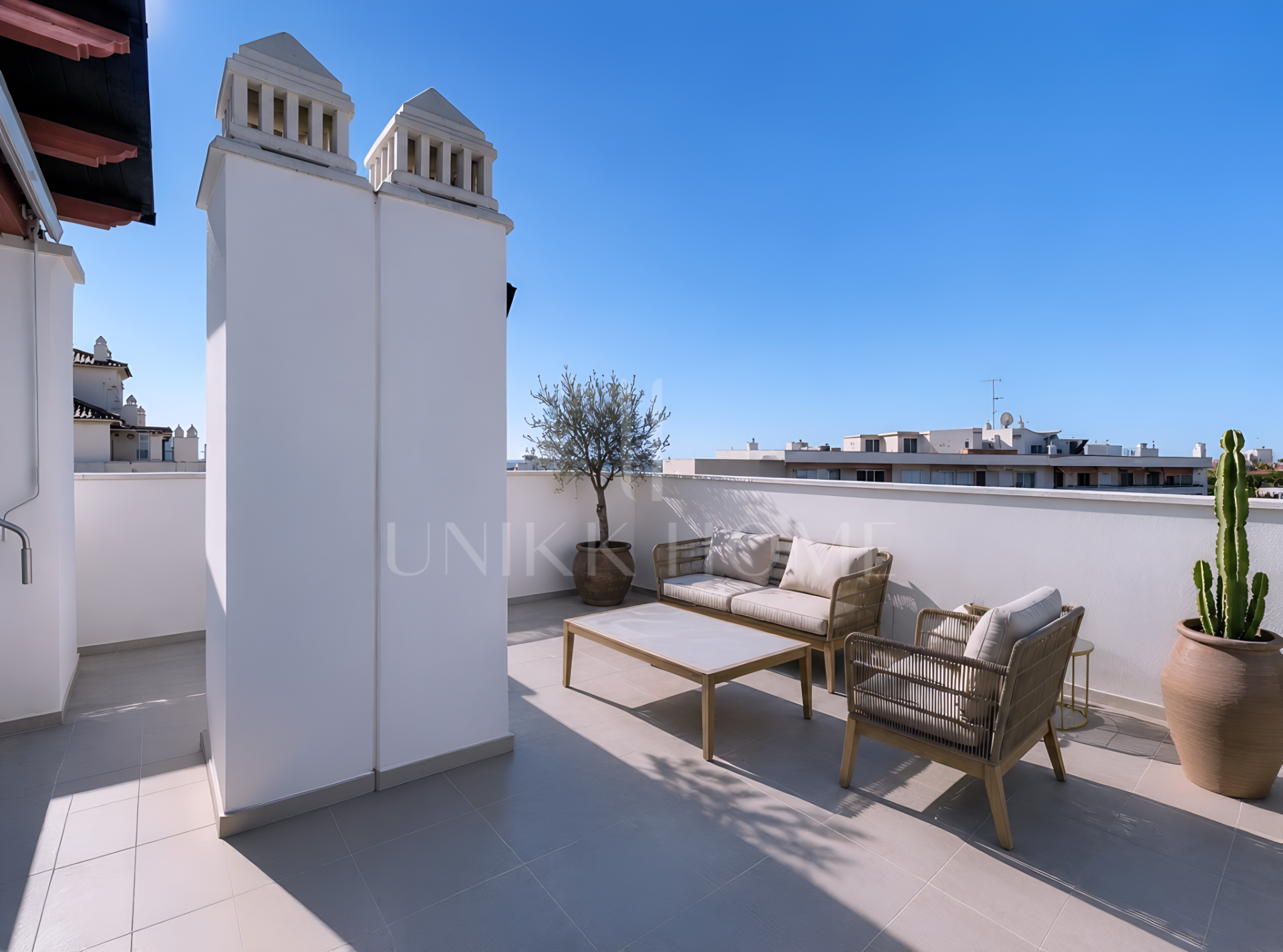 ÁTICO SELECCIONADO CON VISTAS PANORÁMICAS Y AL MAR EN UBICACIÓN CÉNTRICA - ESTEPONA