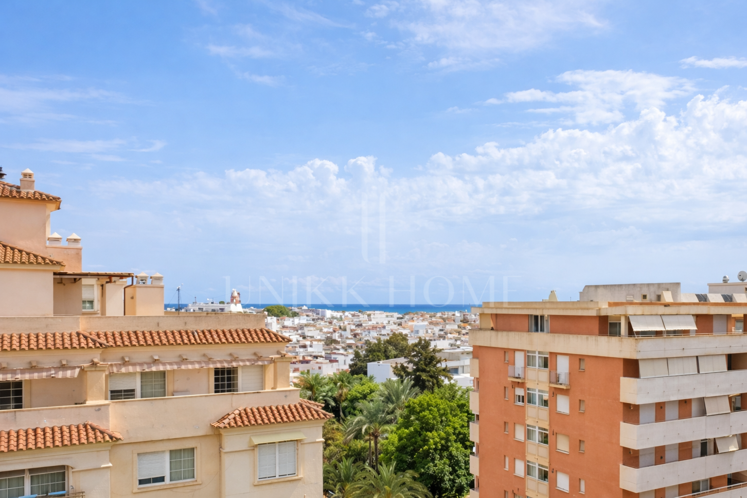SELECT PENTHOUSE WITH PANORAMIC AND SEA VIEWS IN CENTRAL LOCATION - ESTEPONA