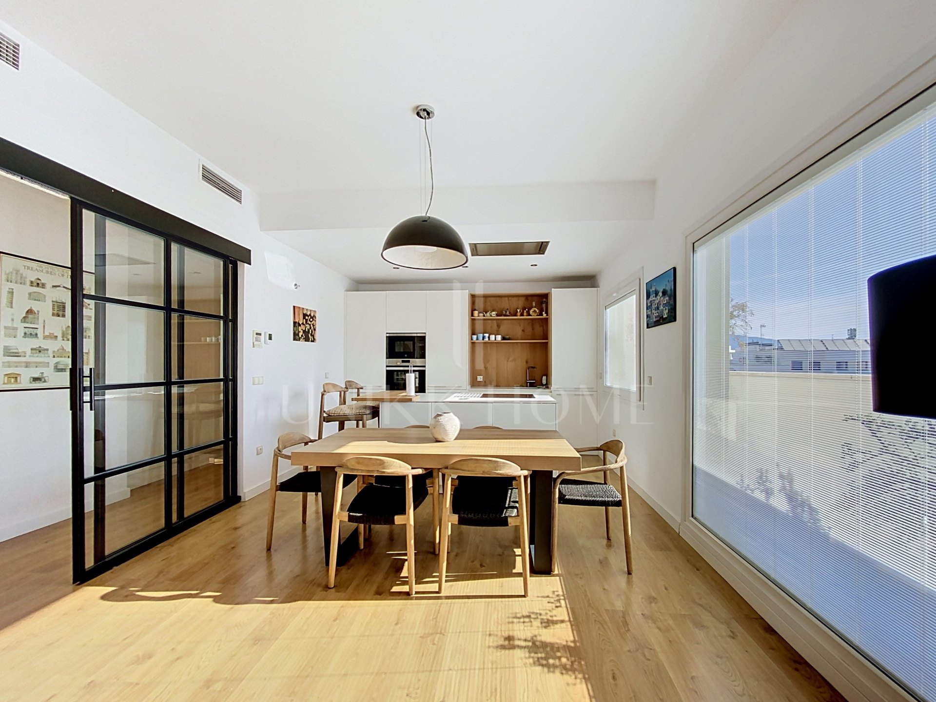 ÁTICO SELECCIONADO CON VISTAS PANORÁMICAS Y AL MAR EN UBICACIÓN CÉNTRICA - ESTEPONA