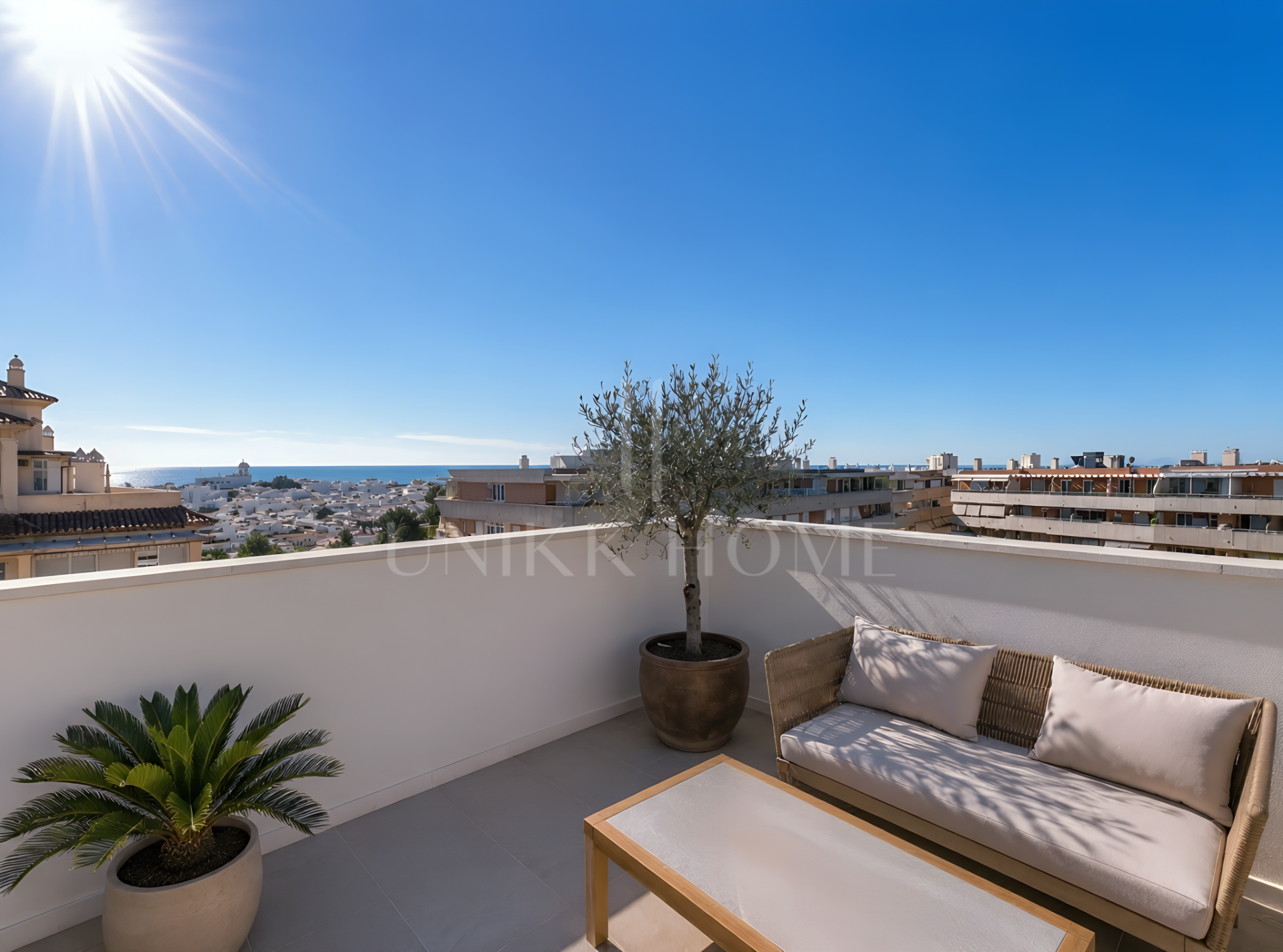 ÁTICO SELECCIONADO CON VISTAS PANORÁMICAS Y AL MAR EN UBICACIÓN CÉNTRICA - ESTEPONA