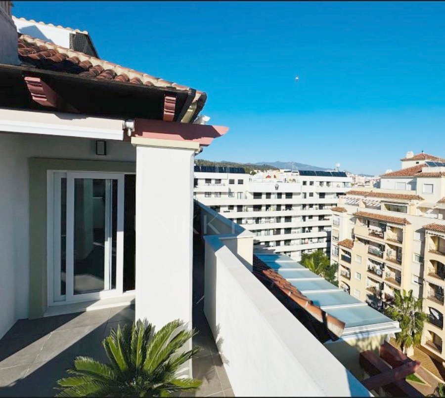 SELECT PENTHOUSE WITH PANORAMIC AND SEA VIEWS IN CENTRAL LOCATION - ESTEPONA