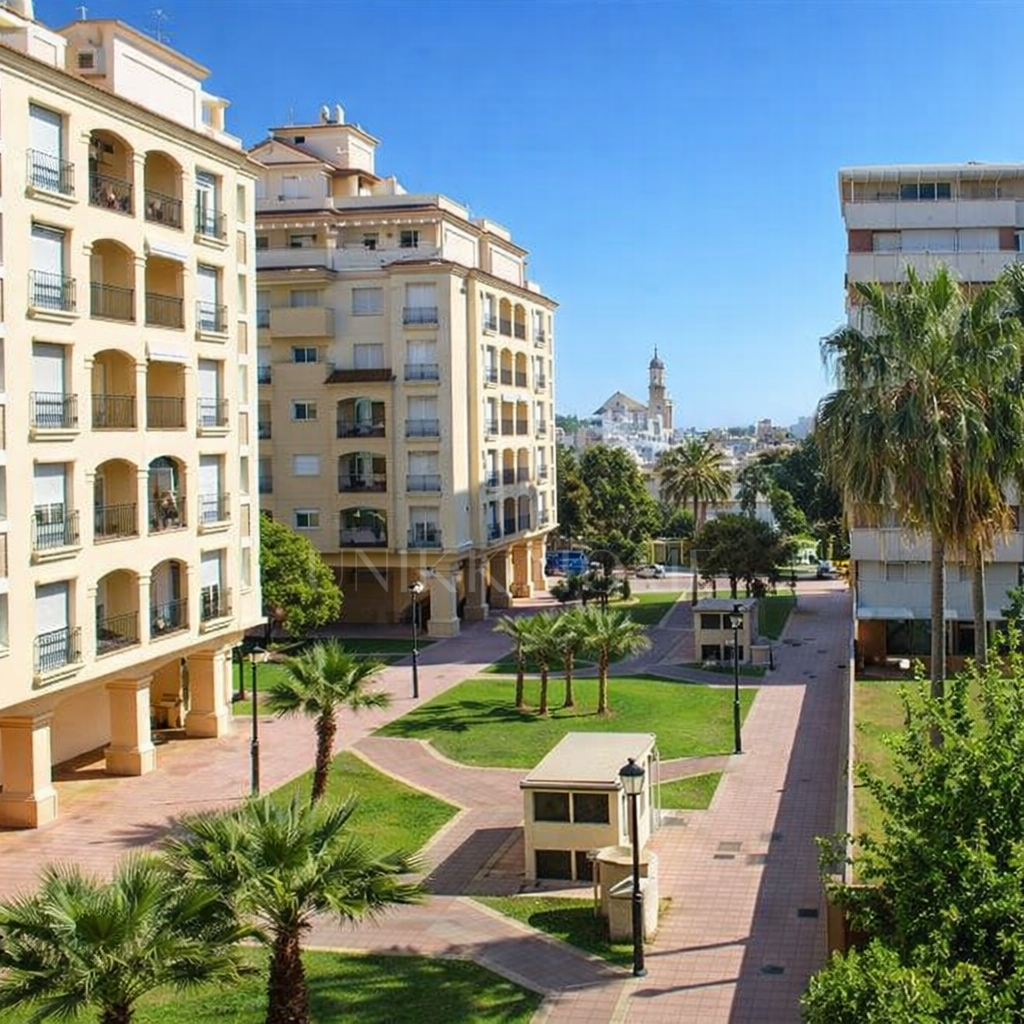 SELECT PENTHOUSE WITH PANORAMIC AND SEA VIEWS IN CENTRAL LOCATION - ESTEPONA