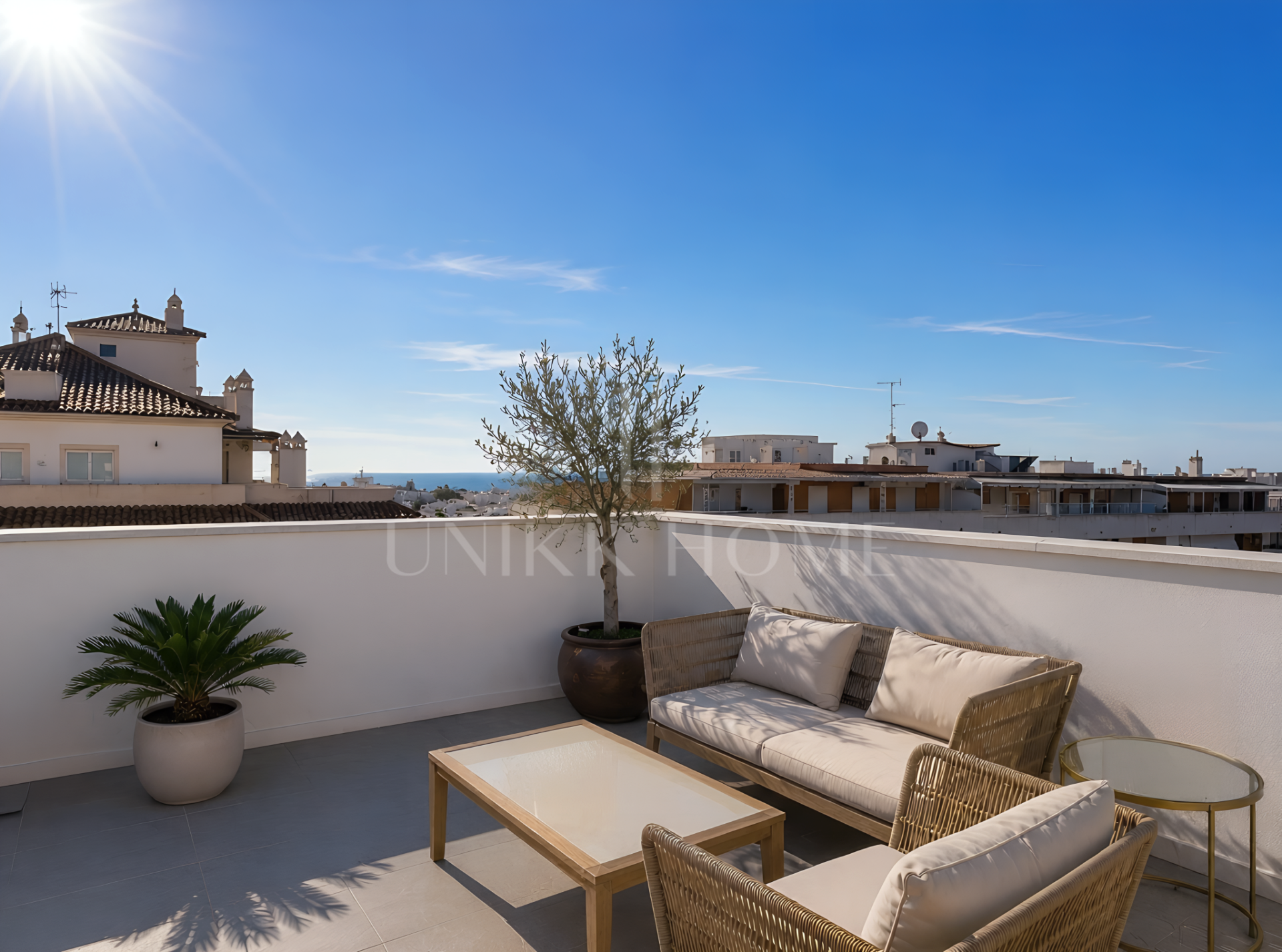 ÁTICO SELECCIONADO CON VISTAS PANORÁMICAS Y AL MAR EN UBICACIÓN CÉNTRICA - ESTEPONA