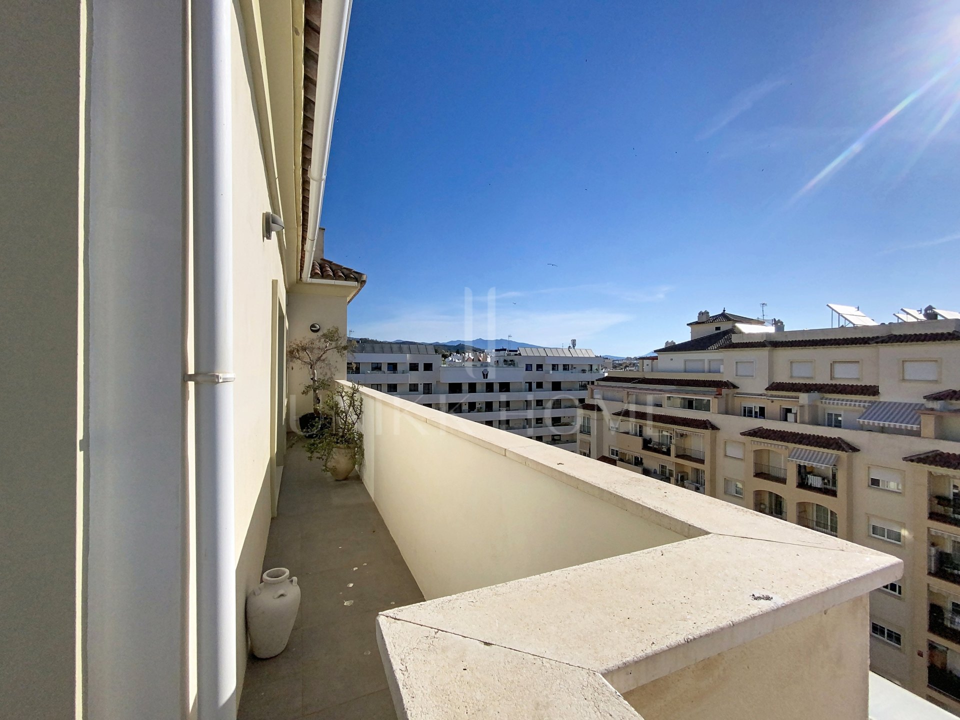 ÁTICO SELECCIONADO CON VISTAS PANORÁMICAS Y AL MAR EN UBICACIÓN CÉNTRICA - ESTEPONA