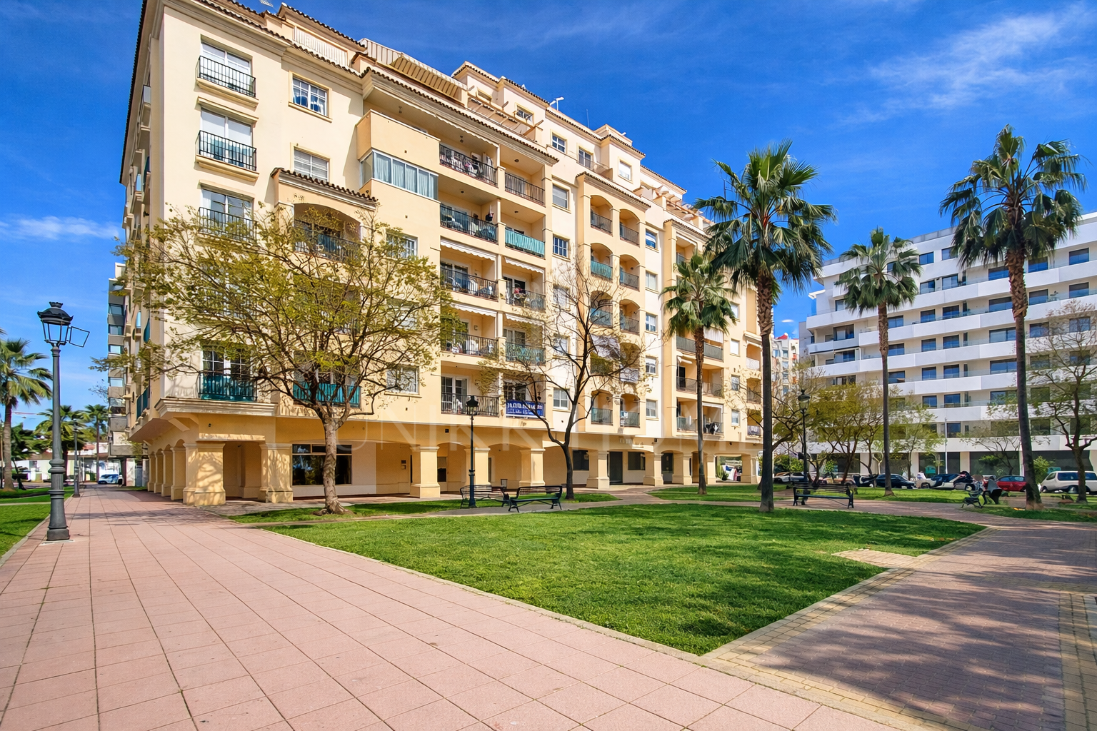 SELECT PENTHOUSE WITH PANORAMIC AND SEA VIEWS IN CENTRAL LOCATION - ESTEPONA