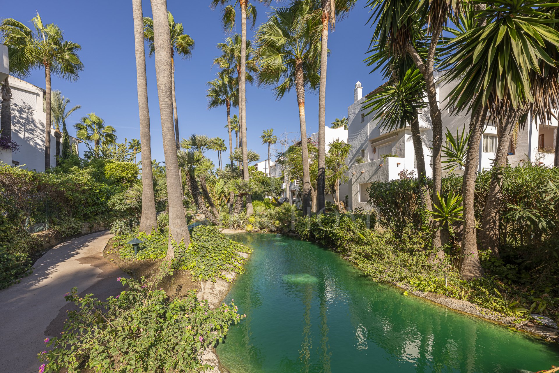 Apartamento de lujo en primera línea de playa en Costalita, Estepona