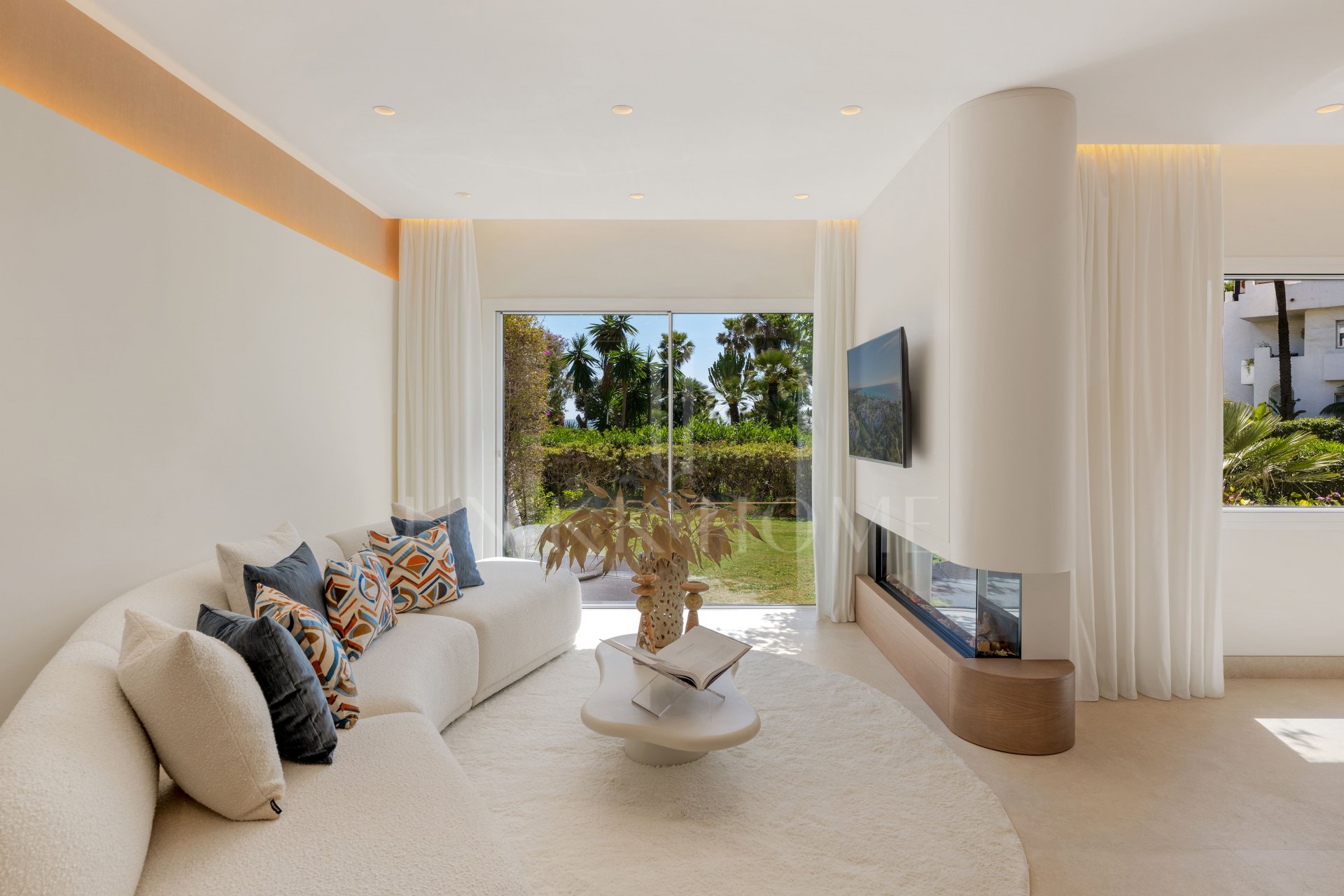 Apartamento de lujo en primera línea de playa en Costalita, Estepona