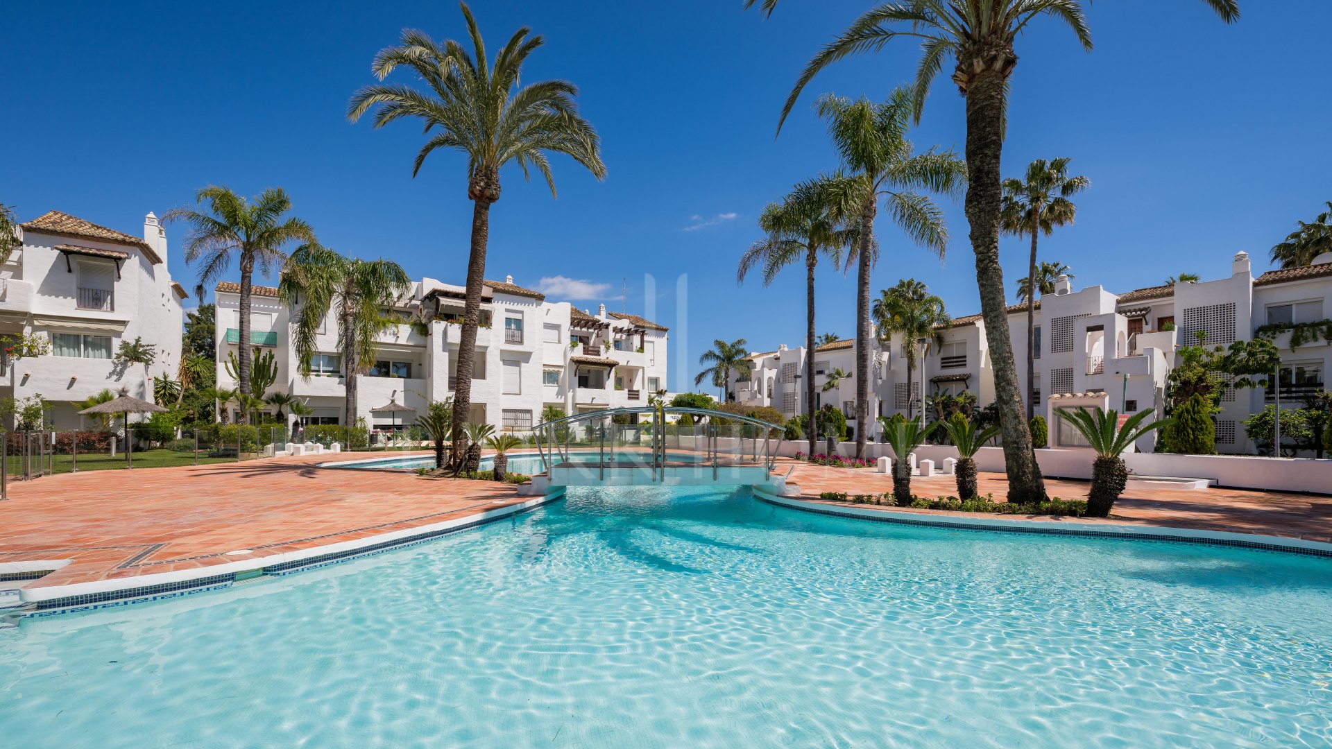 Apartamento de lujo en primera línea de playa en Costalita, Estepona