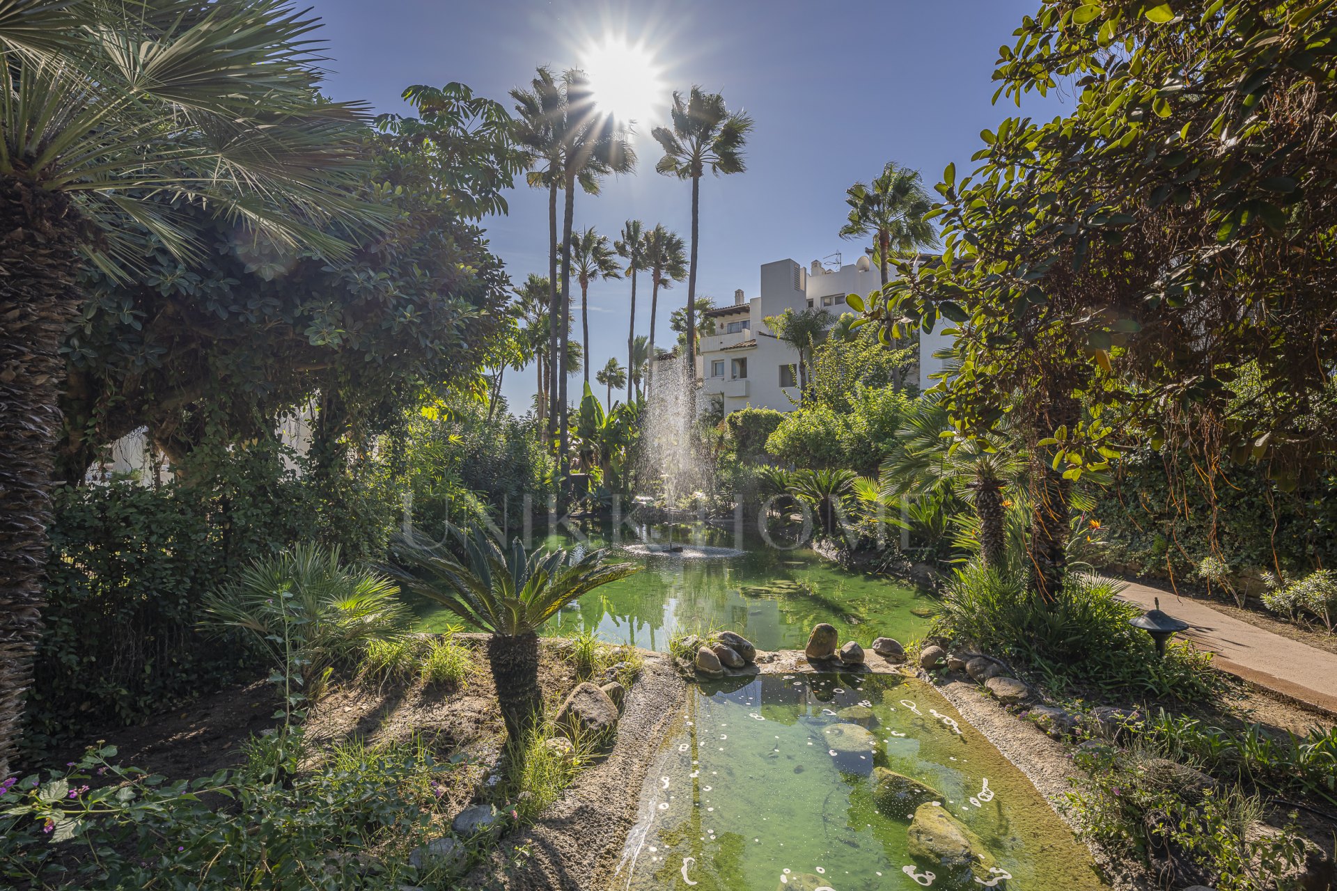 Apartamento de lujo en primera línea de playa en Costalita, Estepona