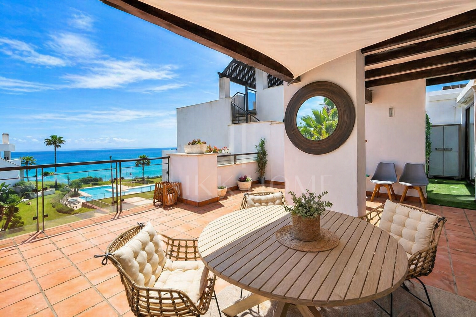 Luxury beachfront penthouse with jacuzzi and solarium in Casares del Mar