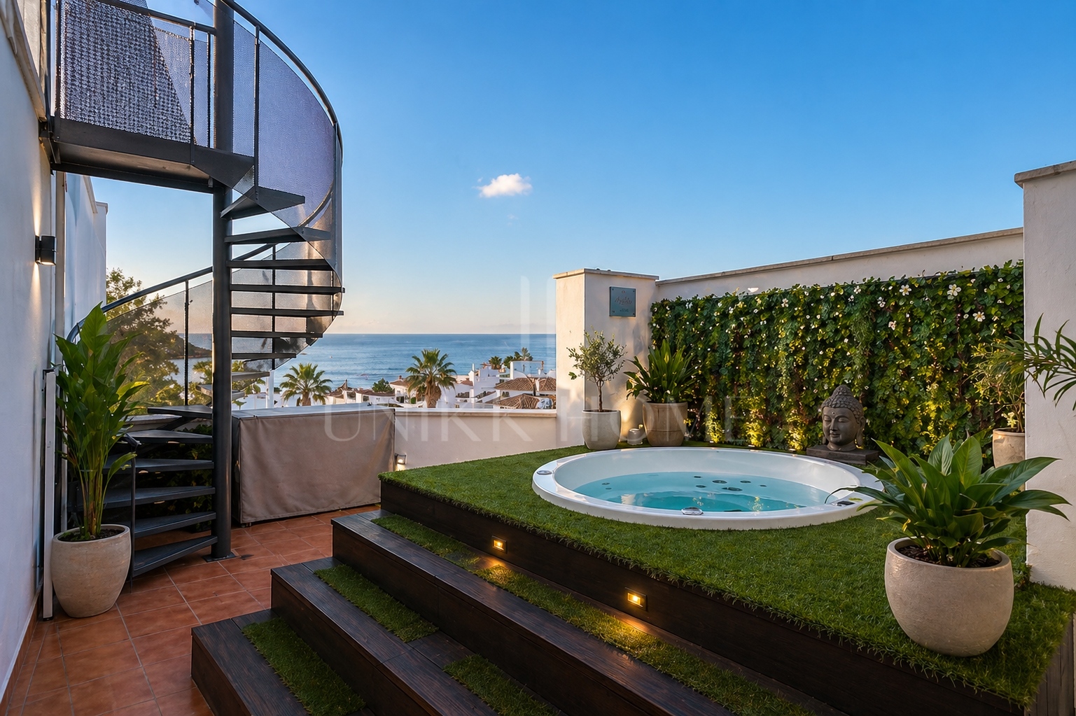 Luxury beachfront penthouse with jacuzzi and solarium in Casares del Mar