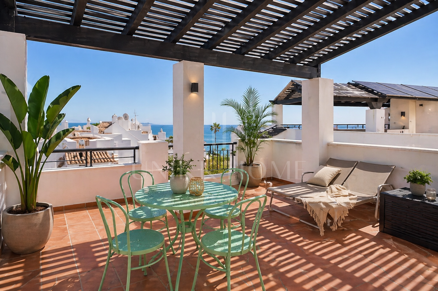 Luxury beachfront penthouse with jacuzzi and solarium in Casares del Mar