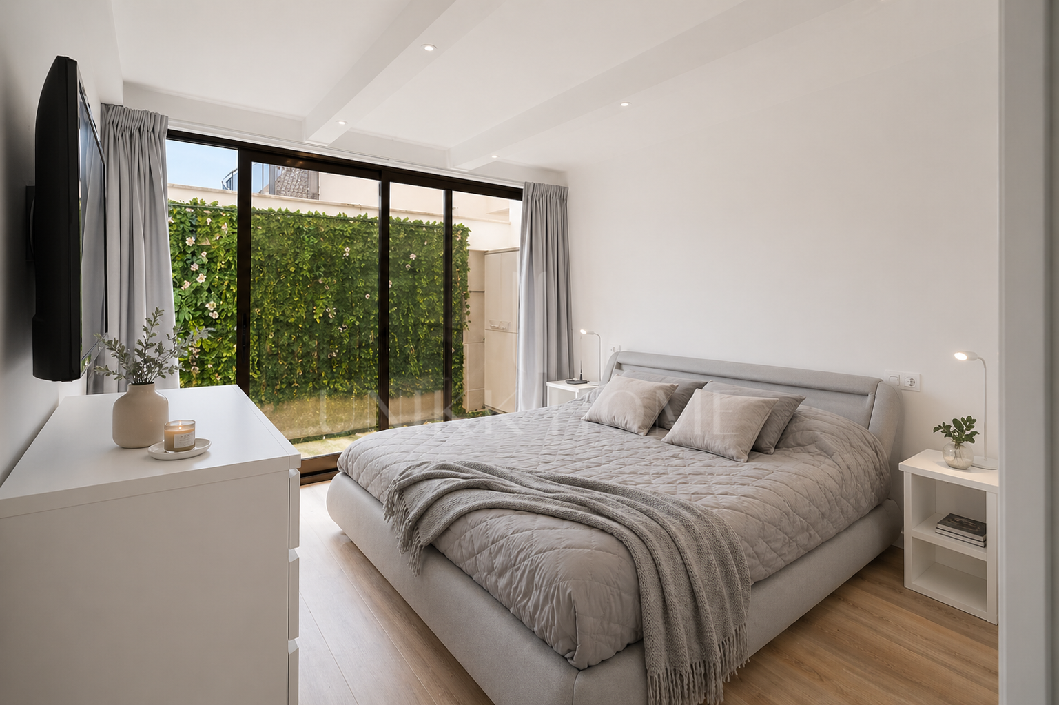 Luxury beachfront penthouse with jacuzzi and solarium in Casares del Mar