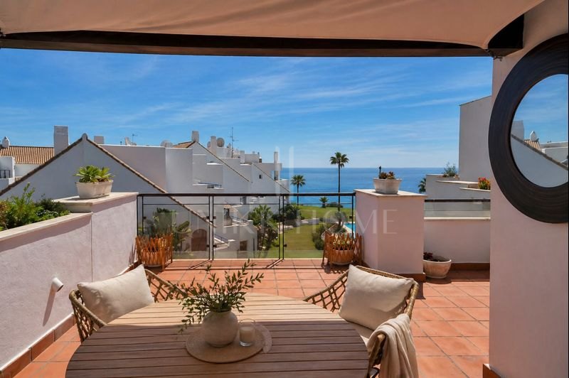 Luxury beachfront penthouse with jacuzzi and solarium in Casares del Mar