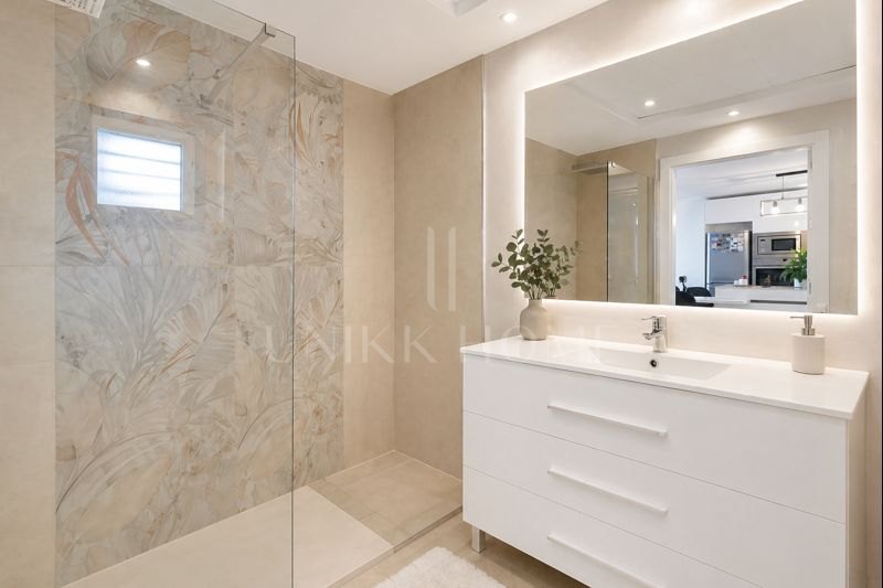 Luxury beachfront penthouse with jacuzzi and solarium in Casares del Mar