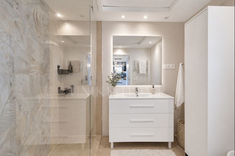 Luxury beachfront penthouse with jacuzzi and solarium in Casares del Mar