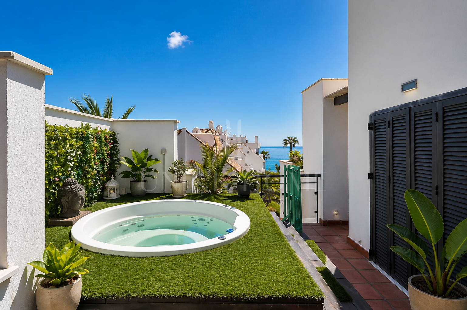 Luxury beachfront penthouse with jacuzzi and solarium in Casares del Mar