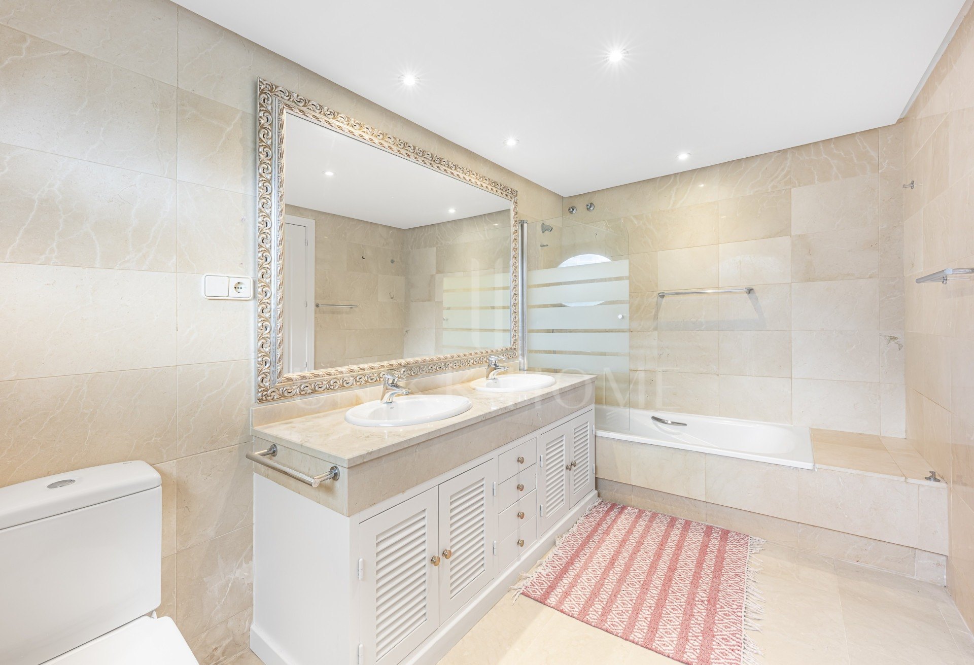 Encantadora casa familiar adosada en esquina con piscina privada y jardín chill-out en Sotogrande