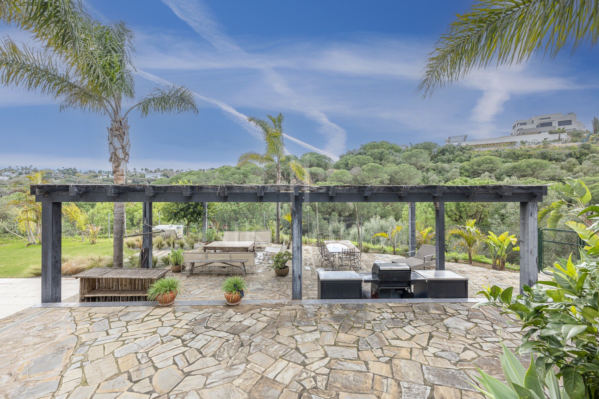 Encantadora casa familiar adosada en esquina con piscina privada y jardín chill-out en Sotogrande