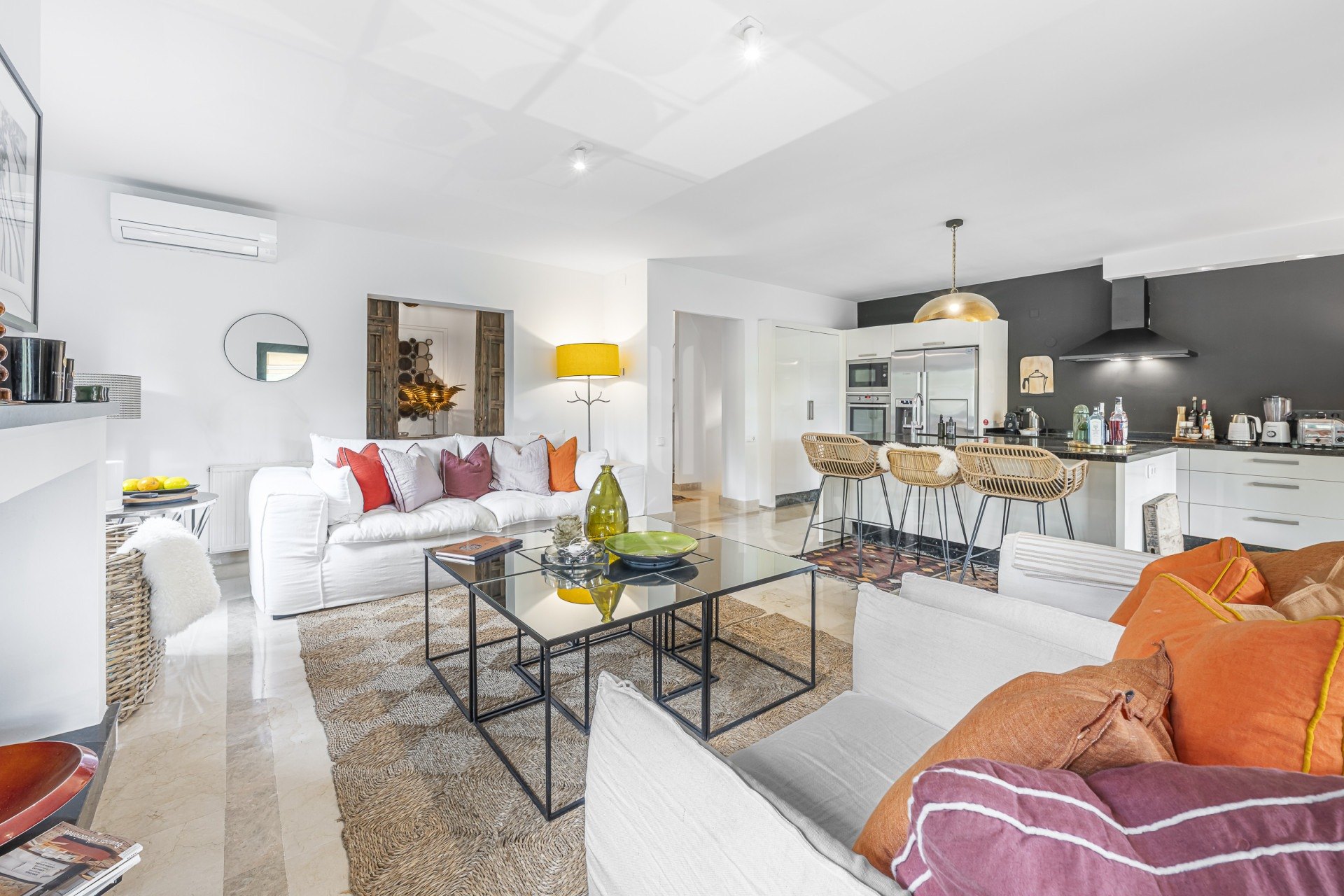 Encantadora casa familiar adosada en esquina con piscina privada y jardín chill-out en Sotogrande