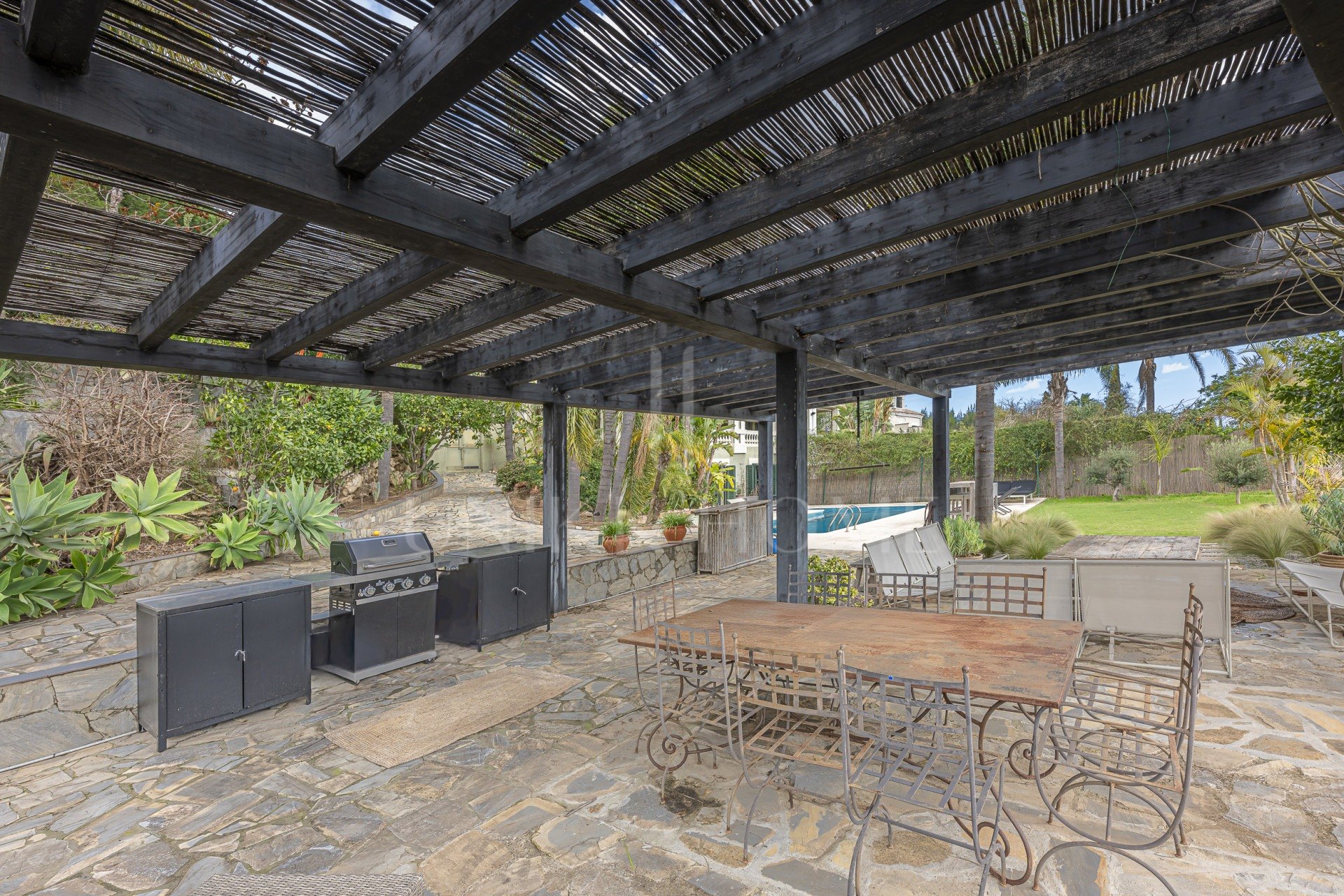 Encantadora casa familiar adosada en esquina con piscina privada y jardín chill-out en Sotogrande