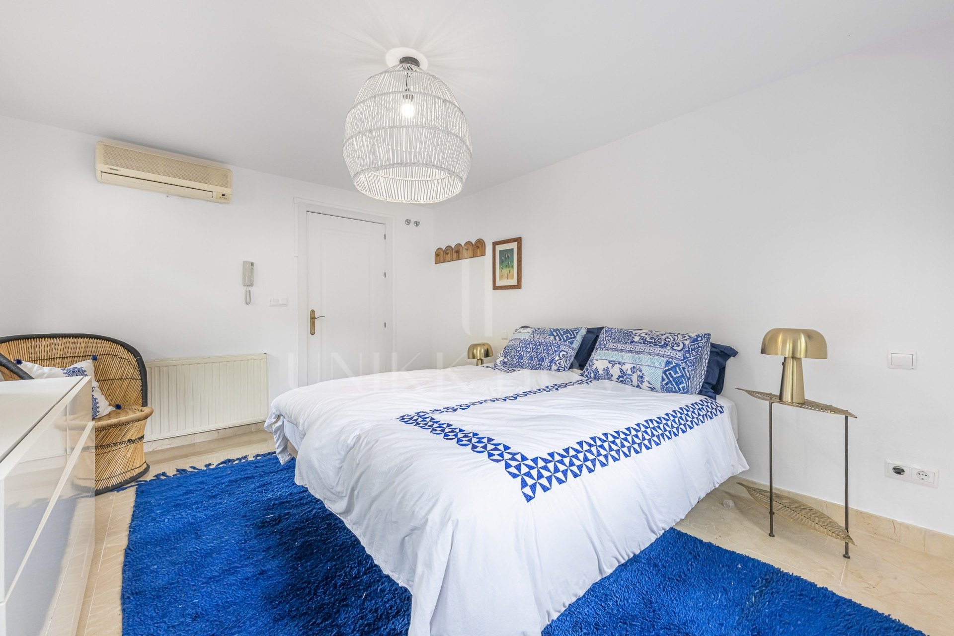 Encantadora casa familiar adosada en esquina con piscina privada y jardín chill-out en Sotogrande