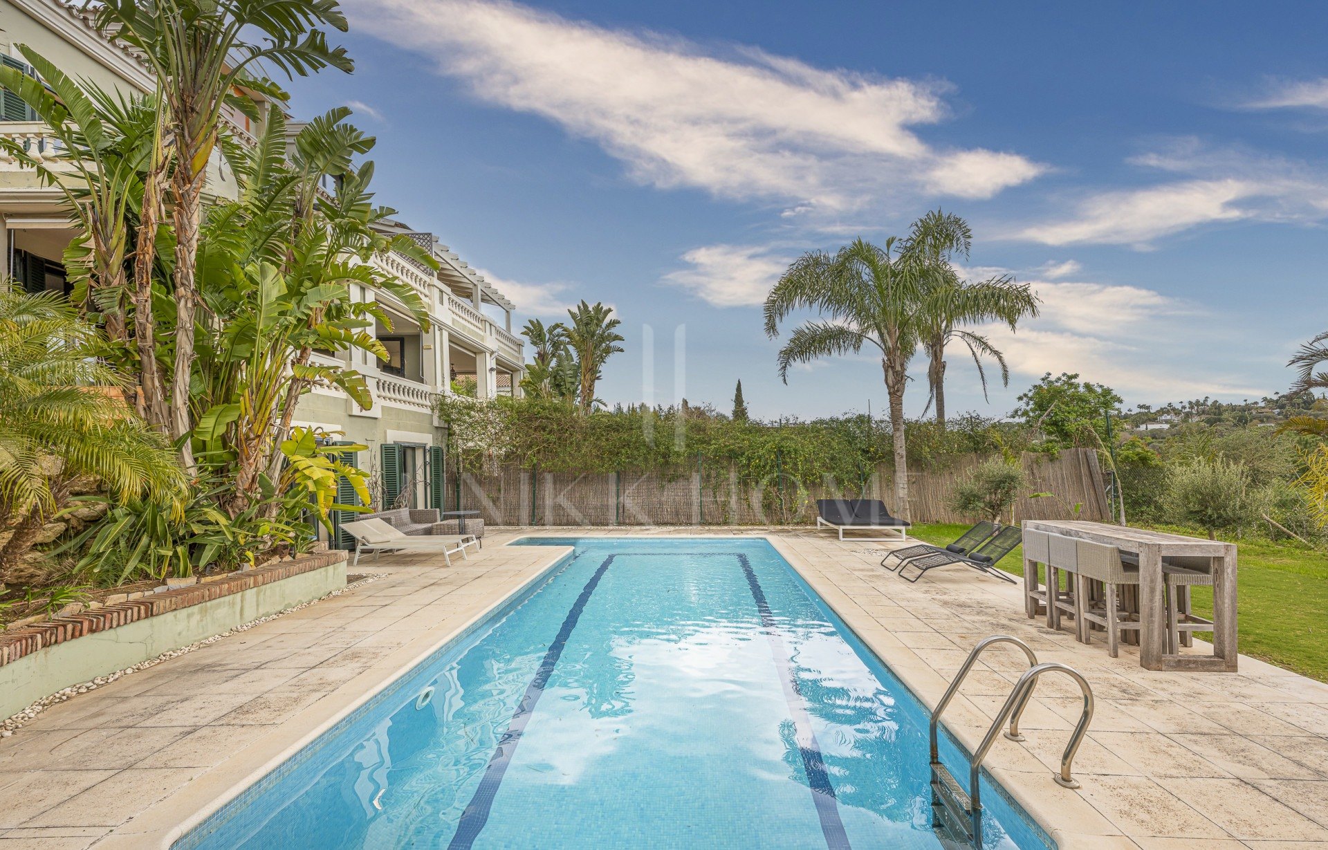 Encantadora casa familiar adosada en esquina con piscina privada y jardín chill-out en Sotogrande