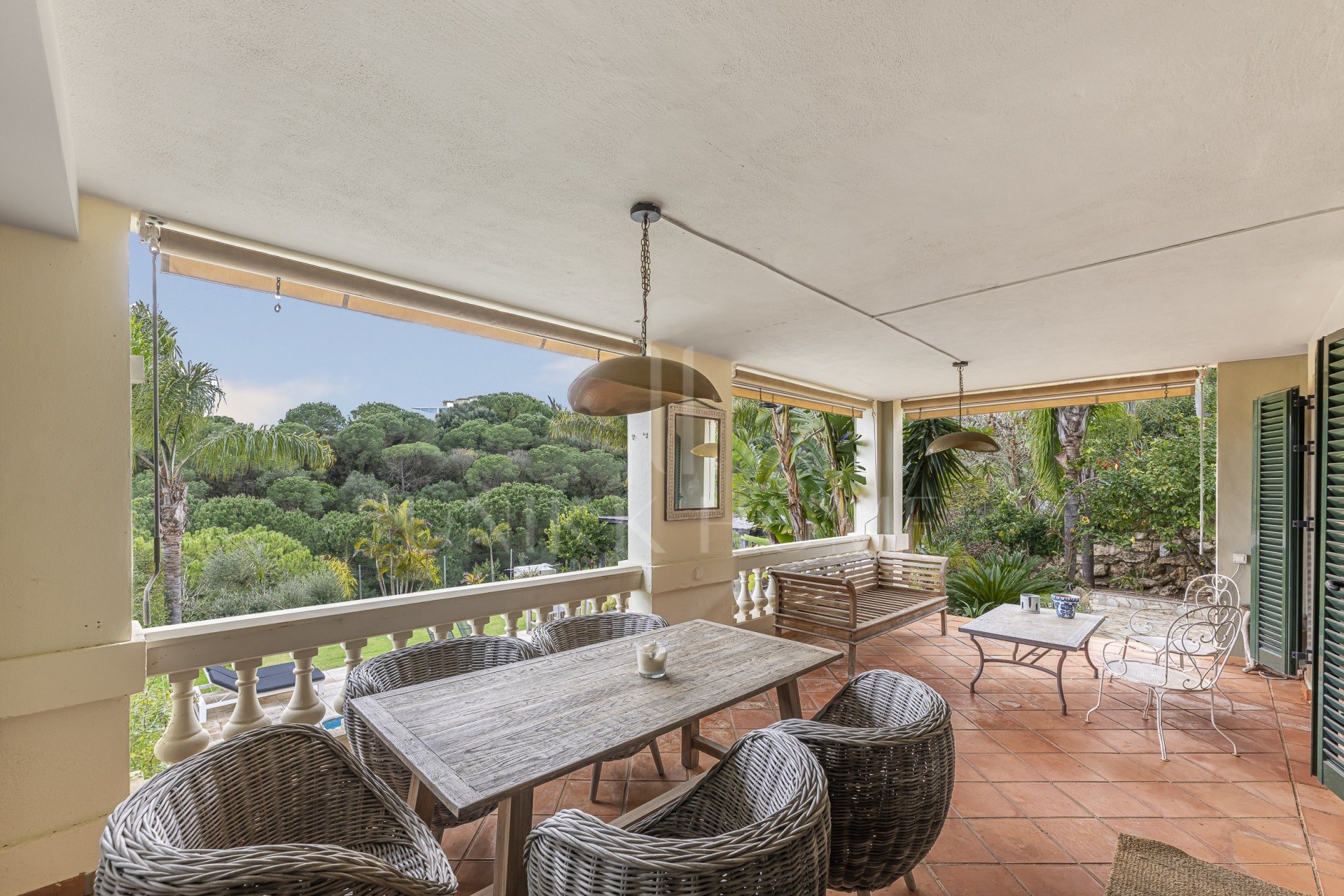 Encantadora casa familiar adosada en esquina con piscina privada y jardín chill-out en Sotogrande