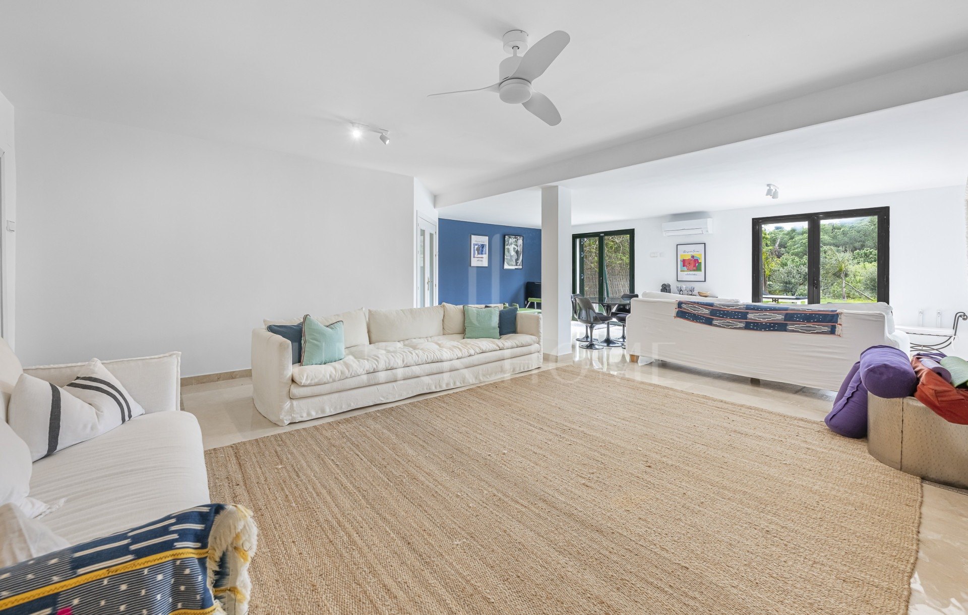 Encantadora casa familiar adosada en esquina con piscina privada y jardín chill-out en Sotogrande