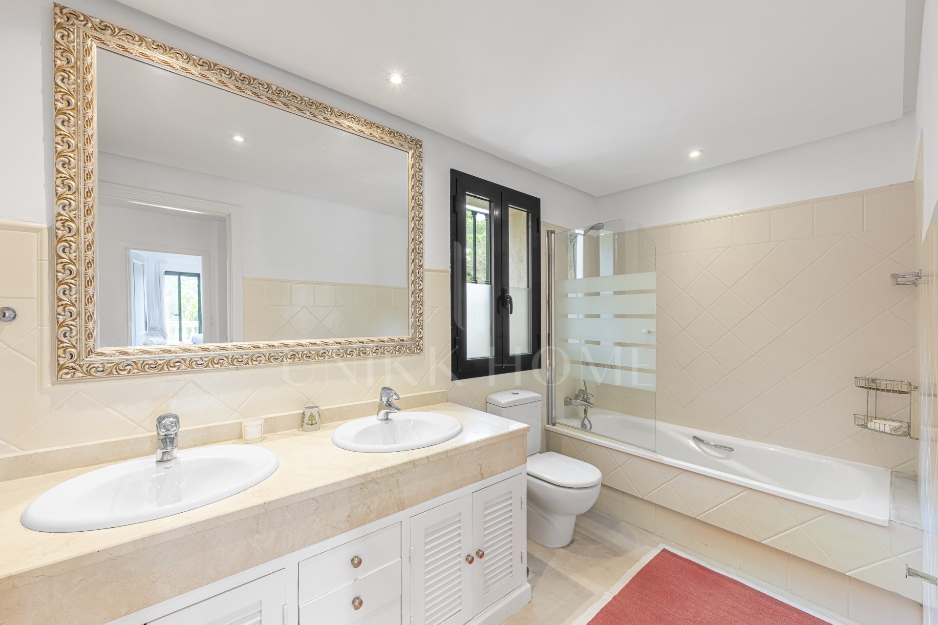 Encantadora casa familiar adosada en esquina con piscina privada y jardín chill-out en Sotogrande