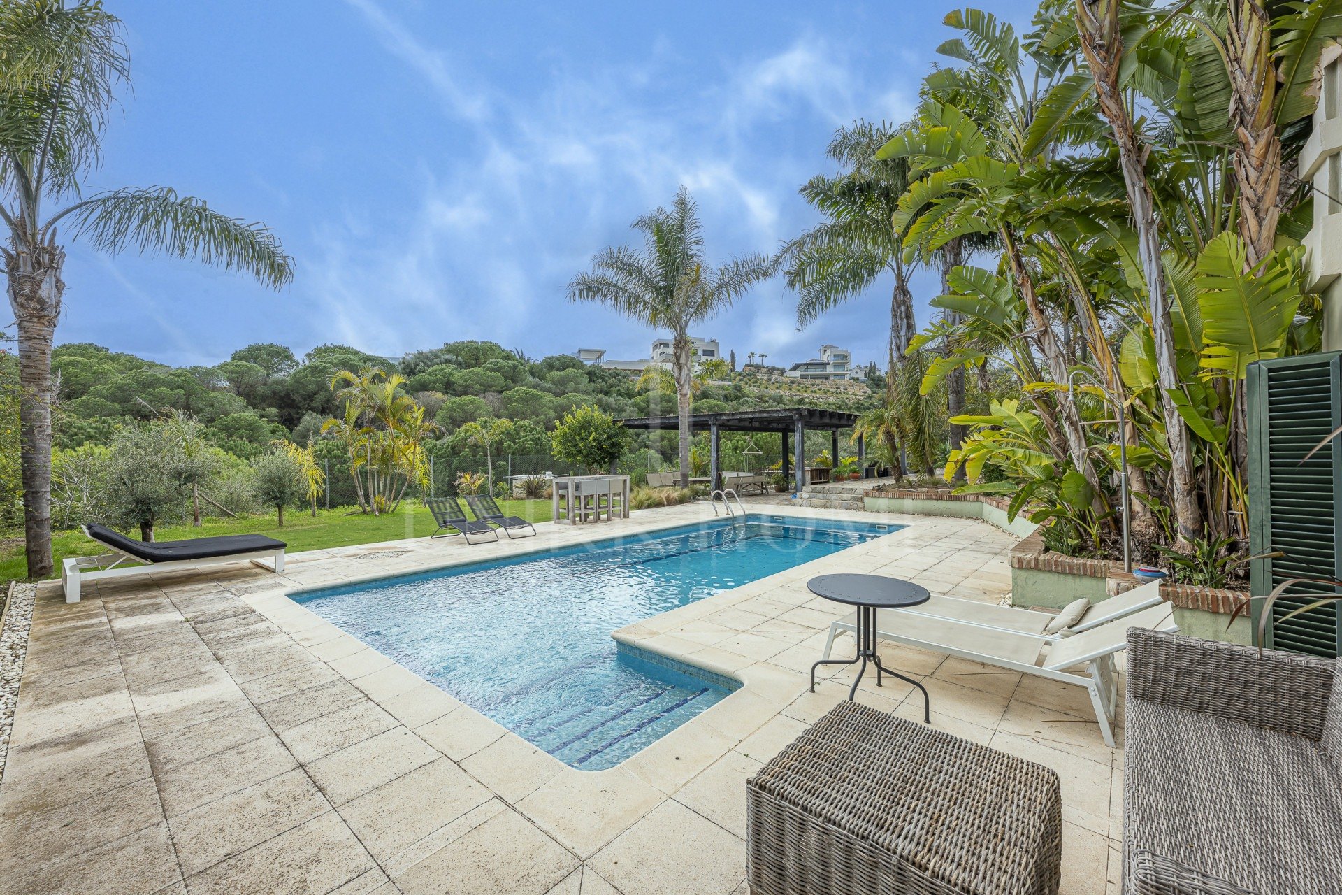 Encantadora casa familiar adosada en esquina con piscina privada y jardín chill-out en Sotogrande