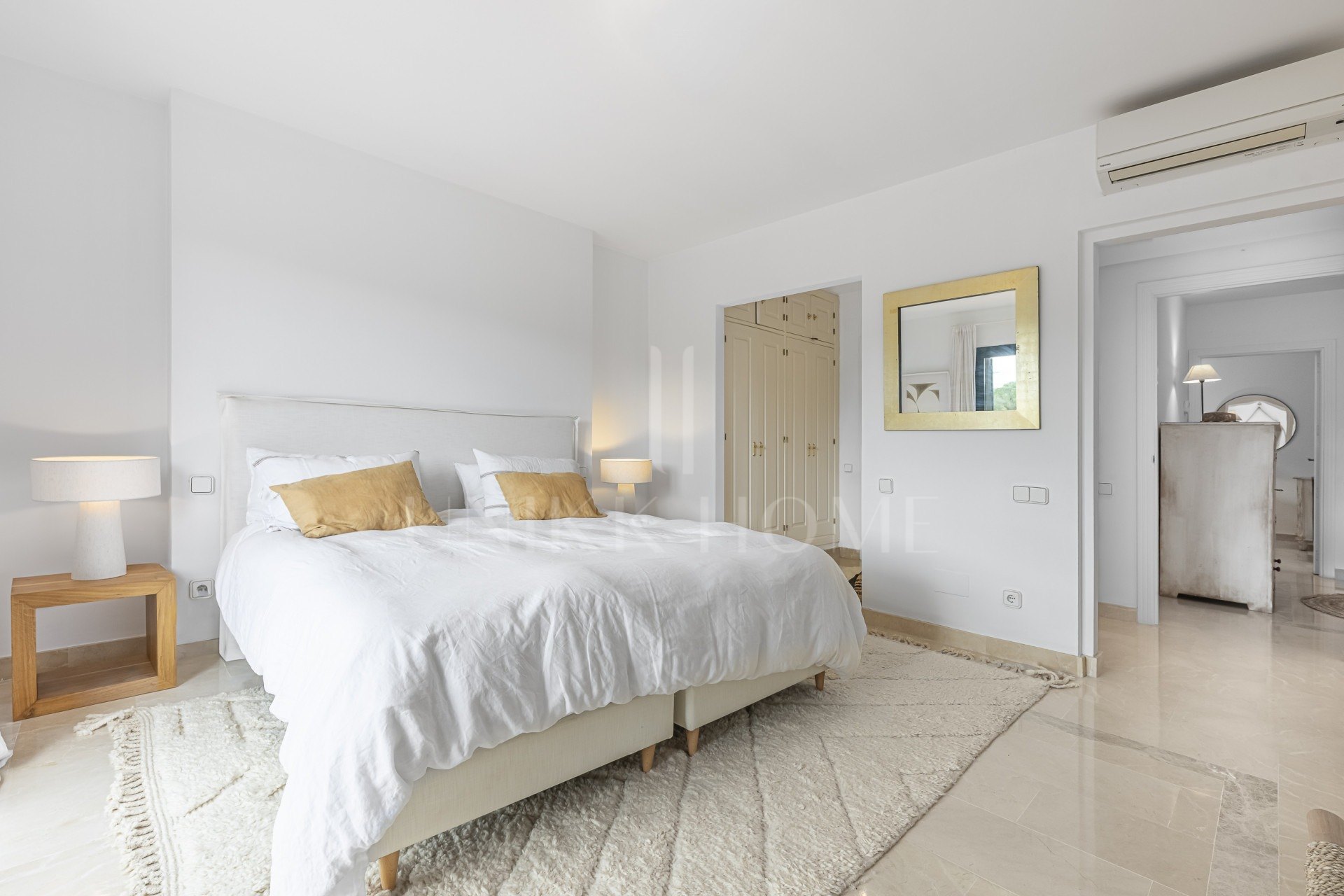 Encantadora casa familiar adosada en esquina con piscina privada y jardín chill-out en Sotogrande