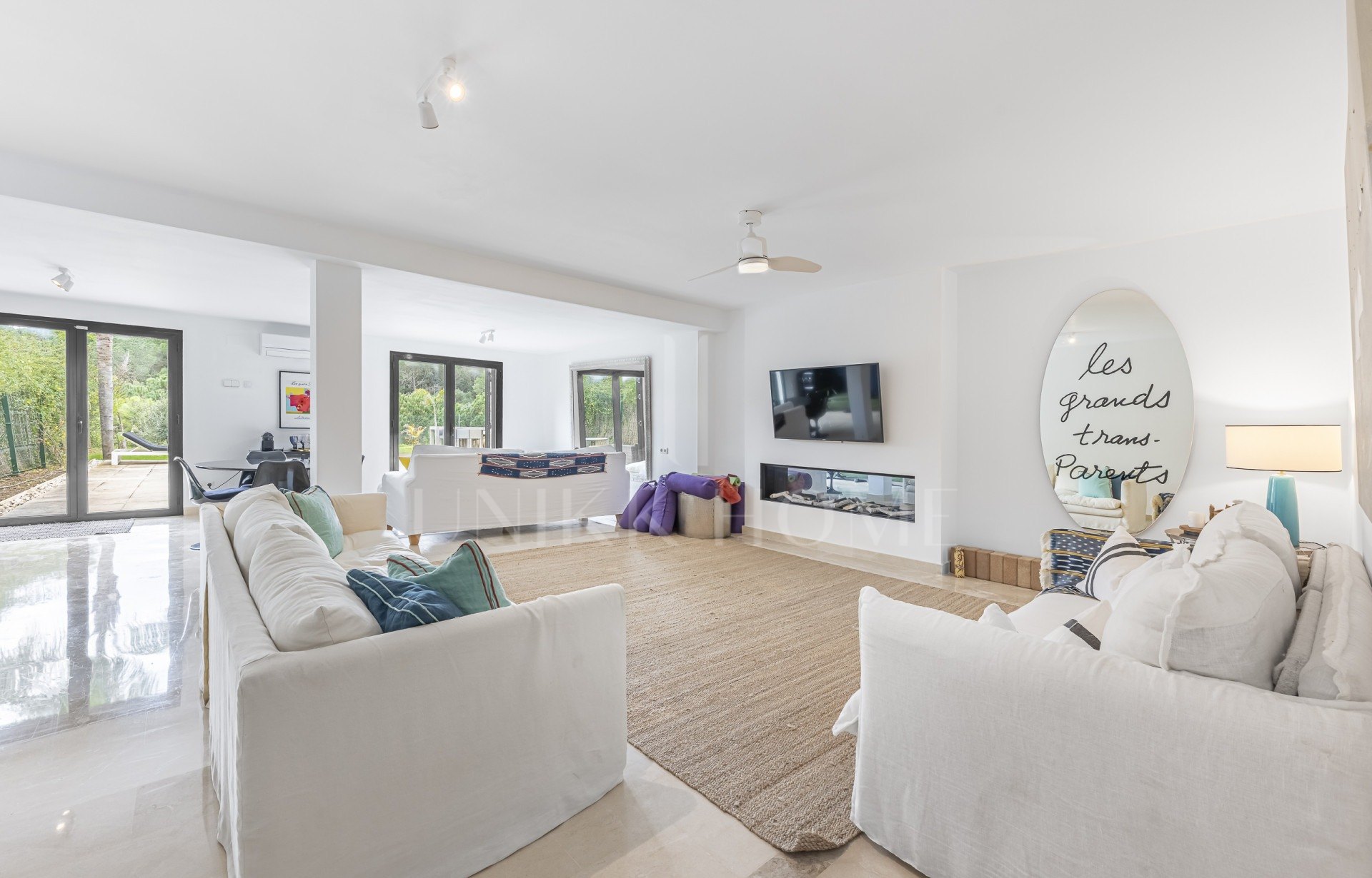 Encantadora casa familiar adosada en esquina con piscina privada y jardín chill-out en Sotogrande