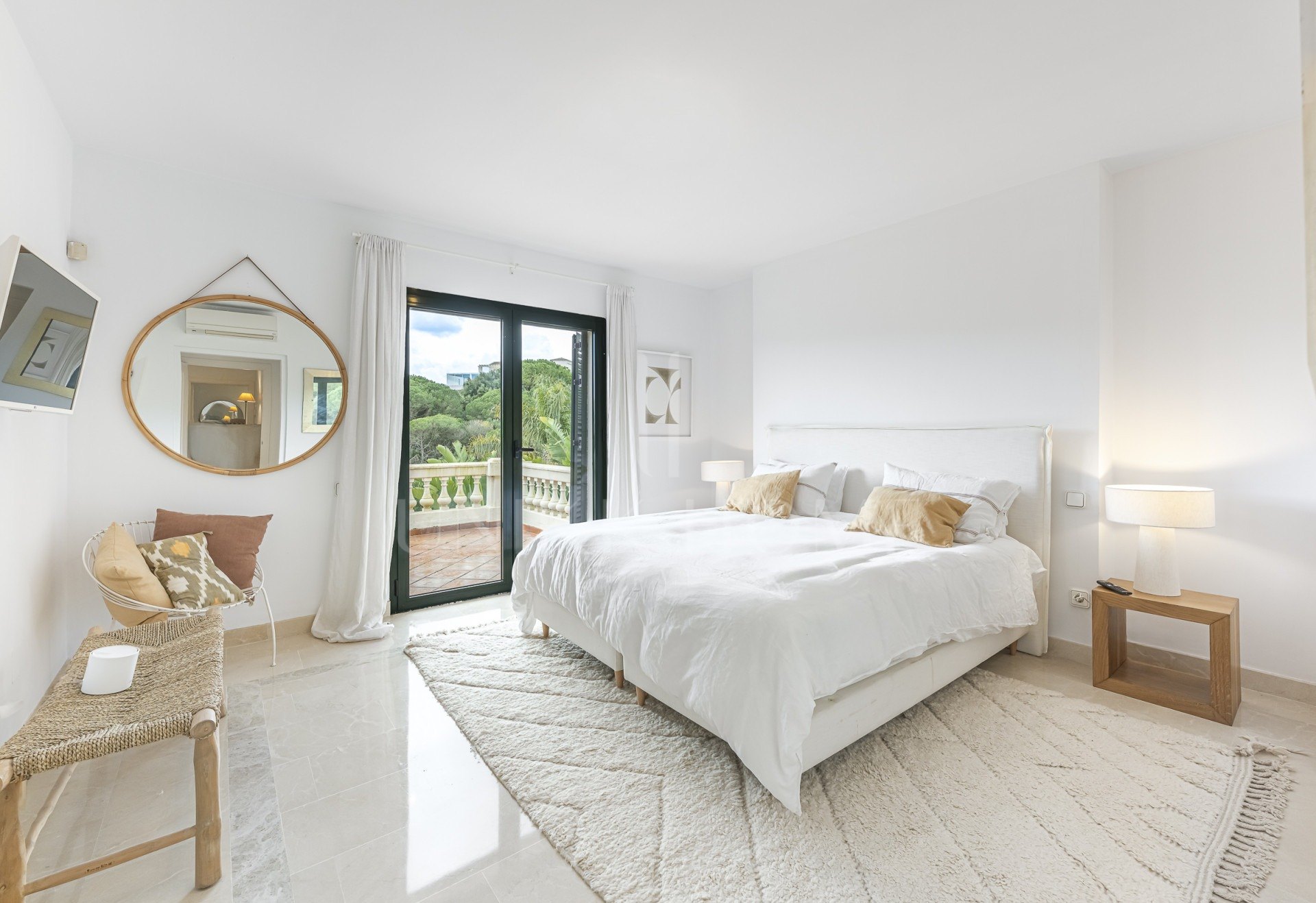 Encantadora casa familiar adosada en esquina con piscina privada y jardín chill-out en Sotogrande