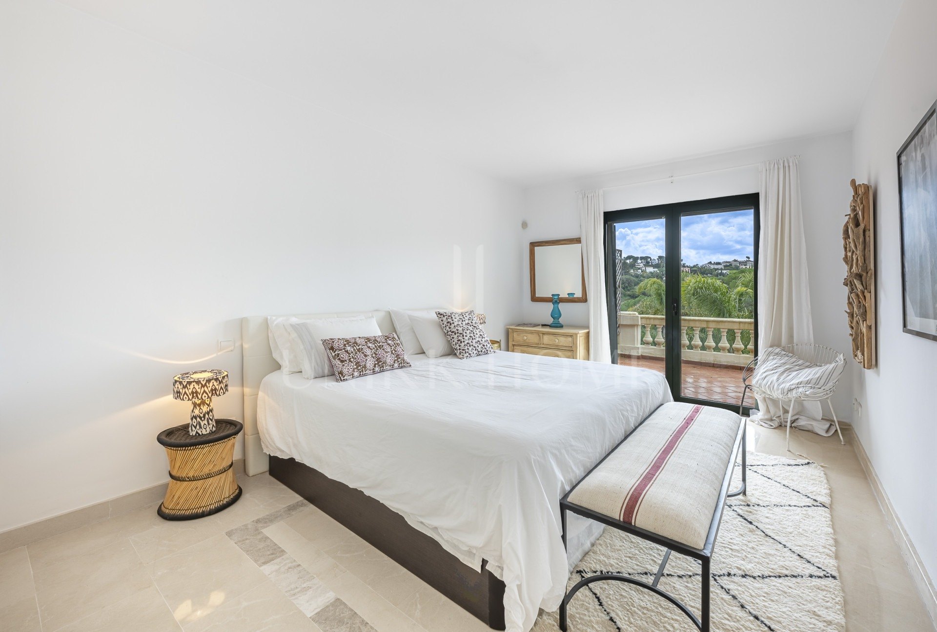 Encantadora casa familiar adosada en esquina con piscina privada y jardín chill-out en Sotogrande