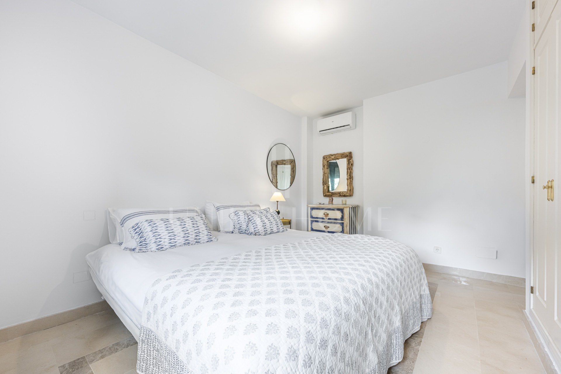 Encantadora casa familiar adosada en esquina con piscina privada y jardín chill-out en Sotogrande