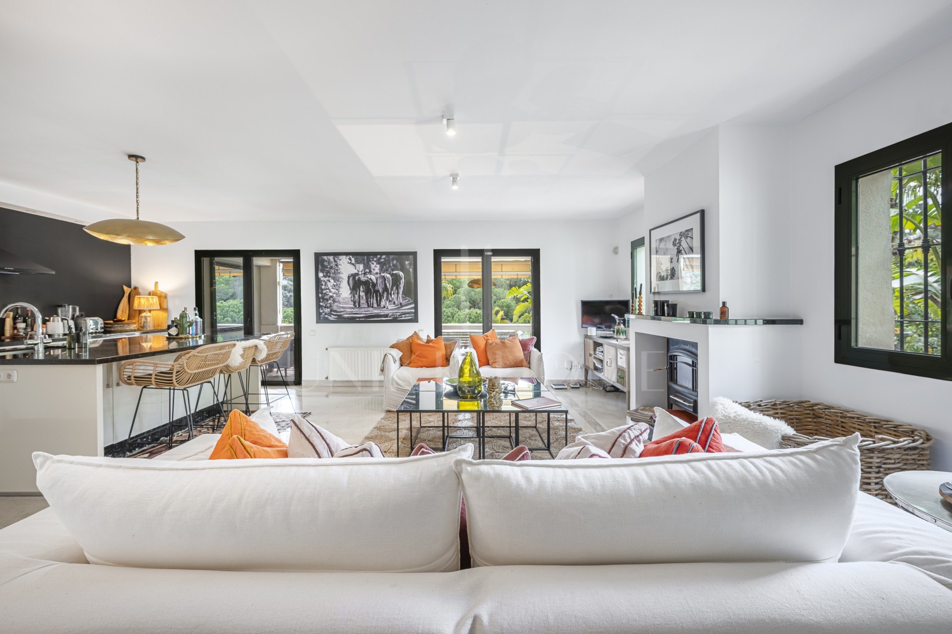 Encantadora casa familiar adosada en esquina con piscina privada y jardín chill-out en Sotogrande