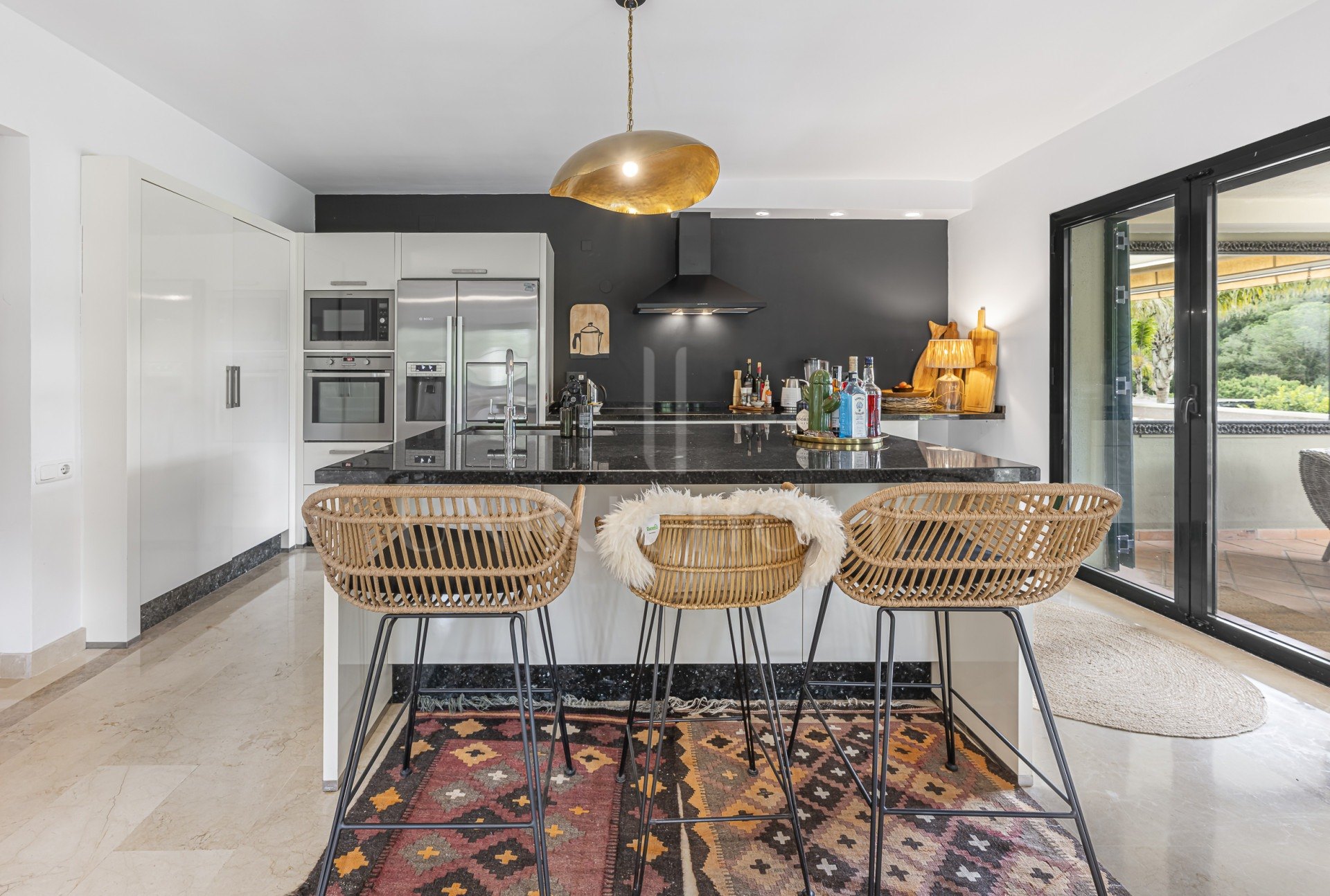 Encantadora casa familiar adosada en esquina con piscina privada y jardín chill-out en Sotogrande